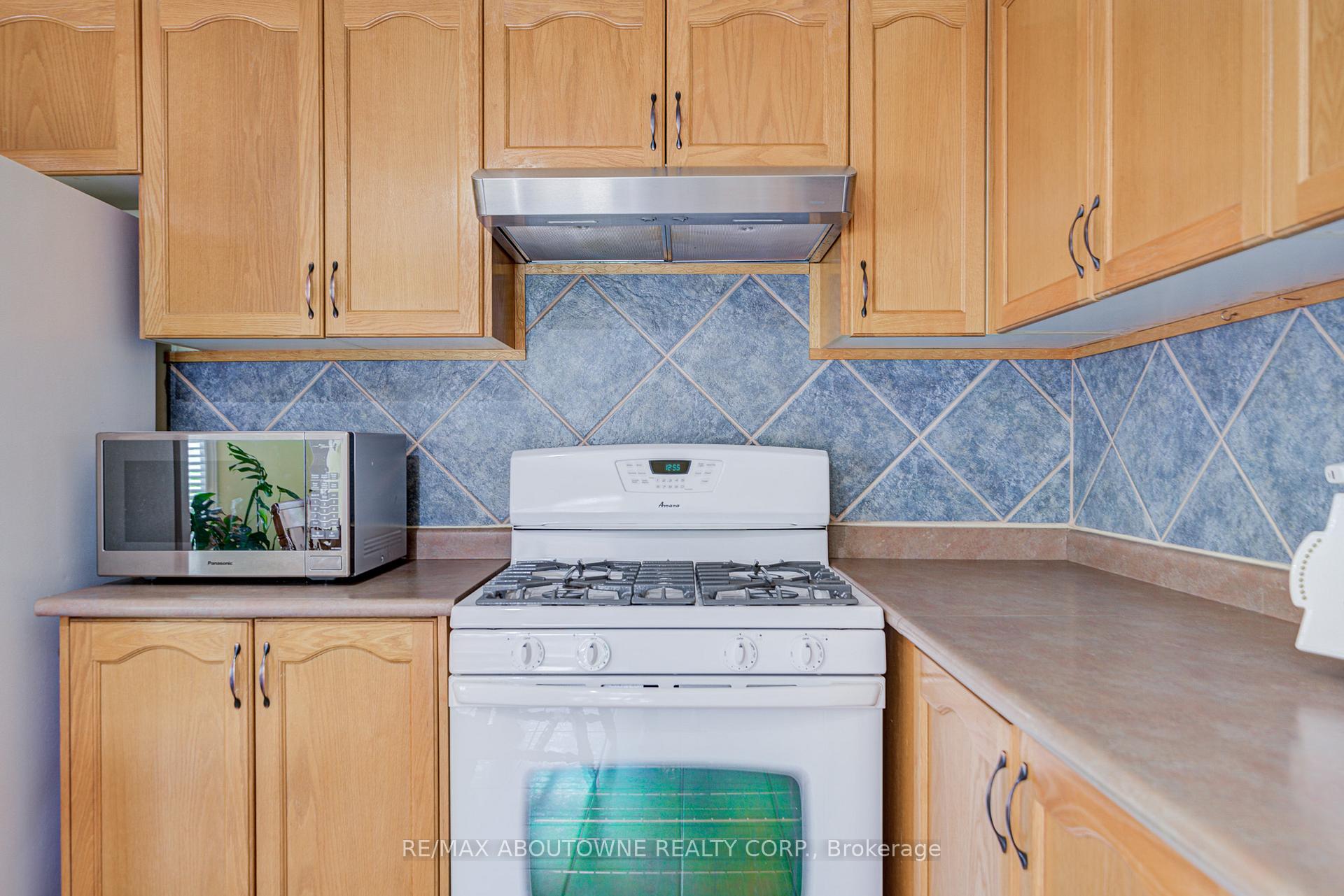 Photo 19 of 5128 Falconcrest Drive, Burlington, Uptown — HOMEH