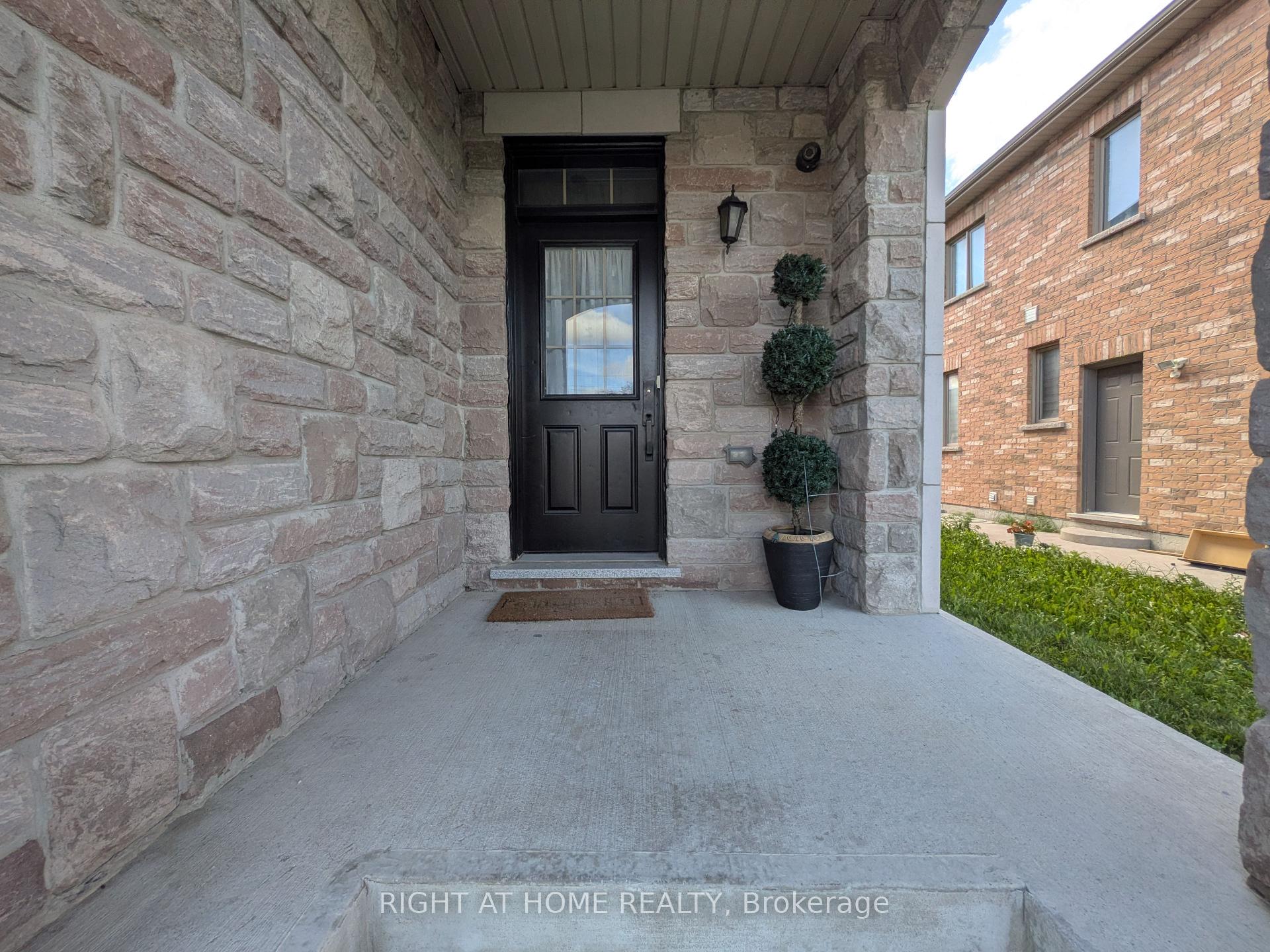 Photo 2 of 37 Biddens Square, Brampton, Bram East — HOMEH