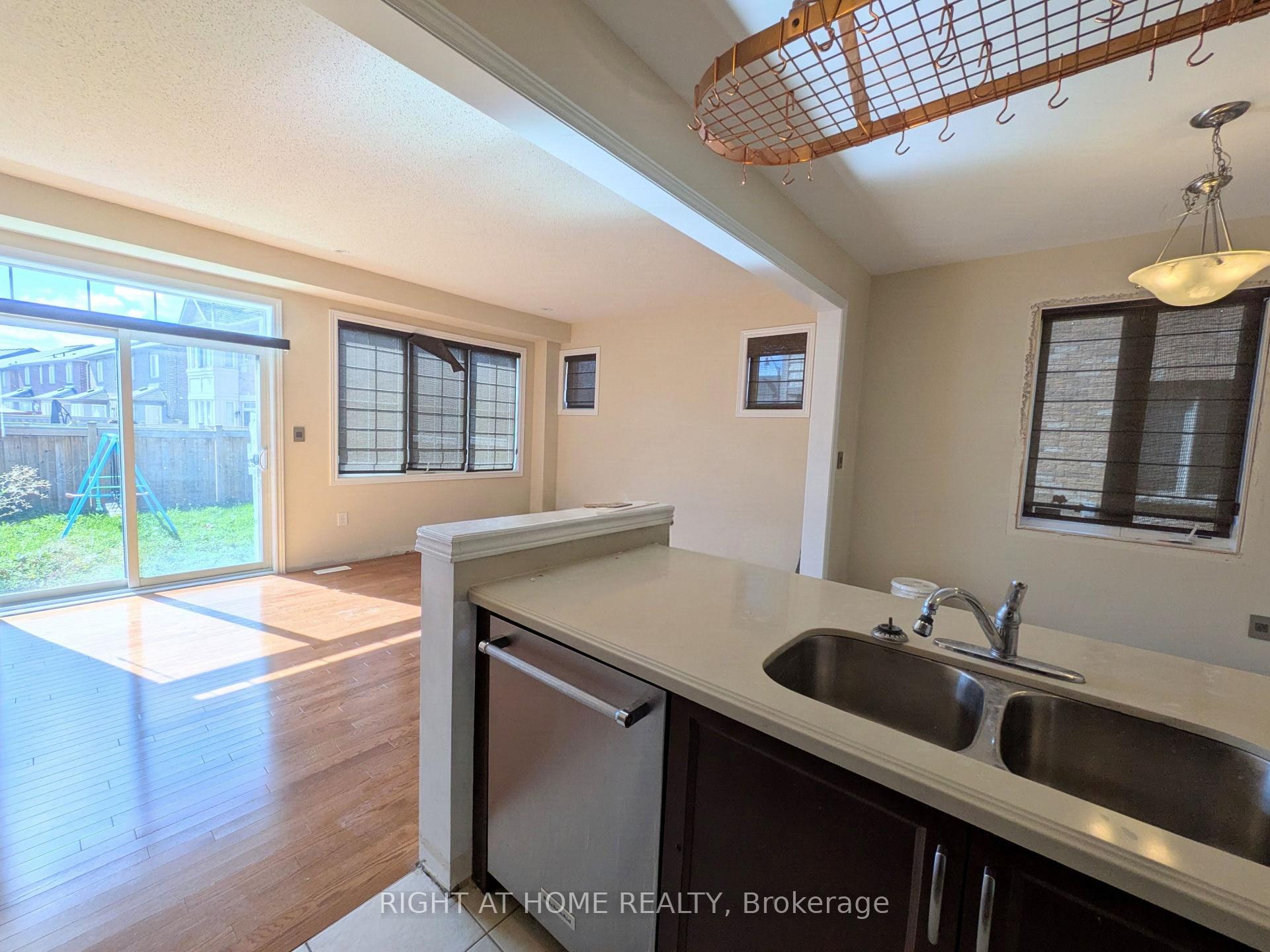Photo 5 of 37 Biddens Square, Brampton, Bram East — HOMEH