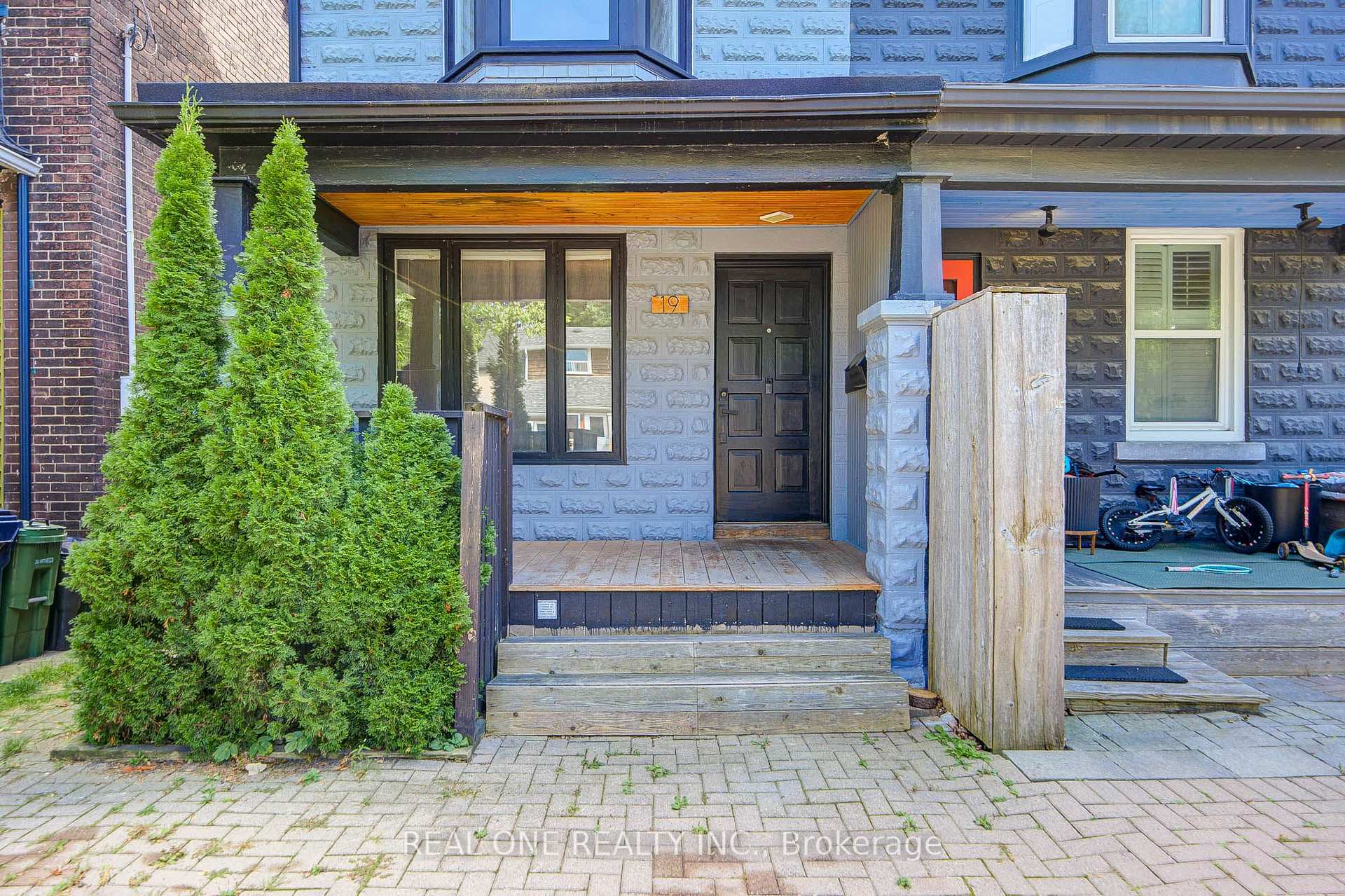 Photo 3 of 19 Battenberg Avenue, Toronto, Woodbine Corridor — HOMEH