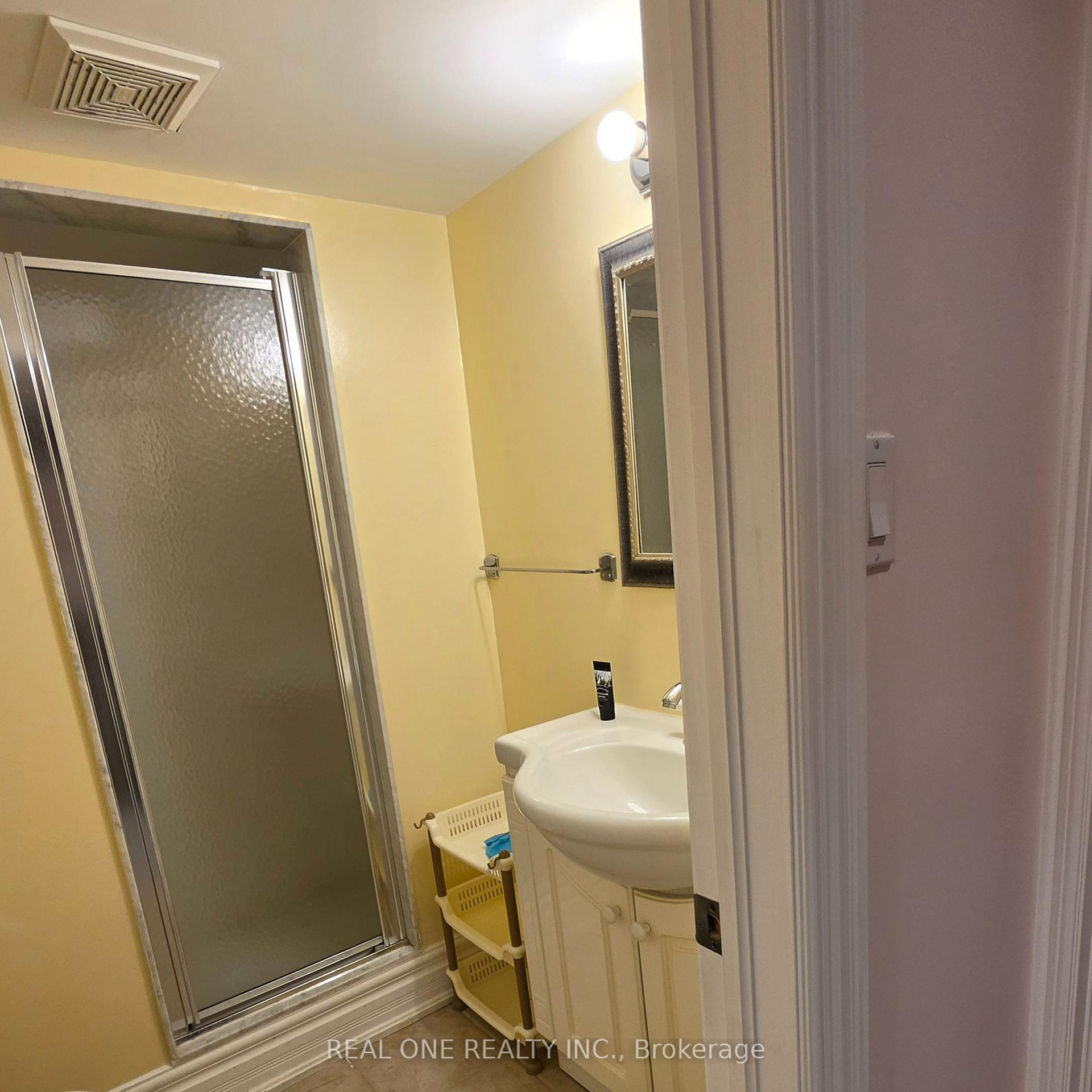 Photo 14 of 36 Wildrose Crescent E, Markham, Bayview Glen — HOMEH