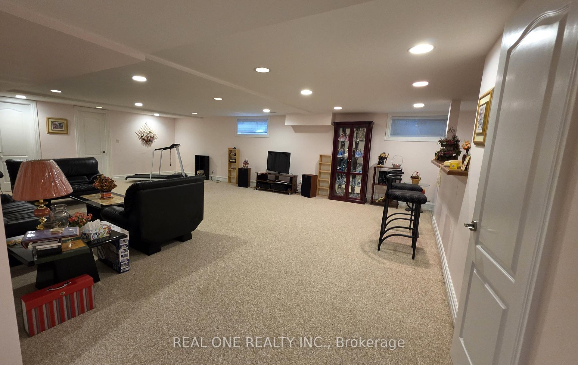 Photo 15 of 36 Wildrose Crescent E, Markham, Bayview Glen — HOMEH