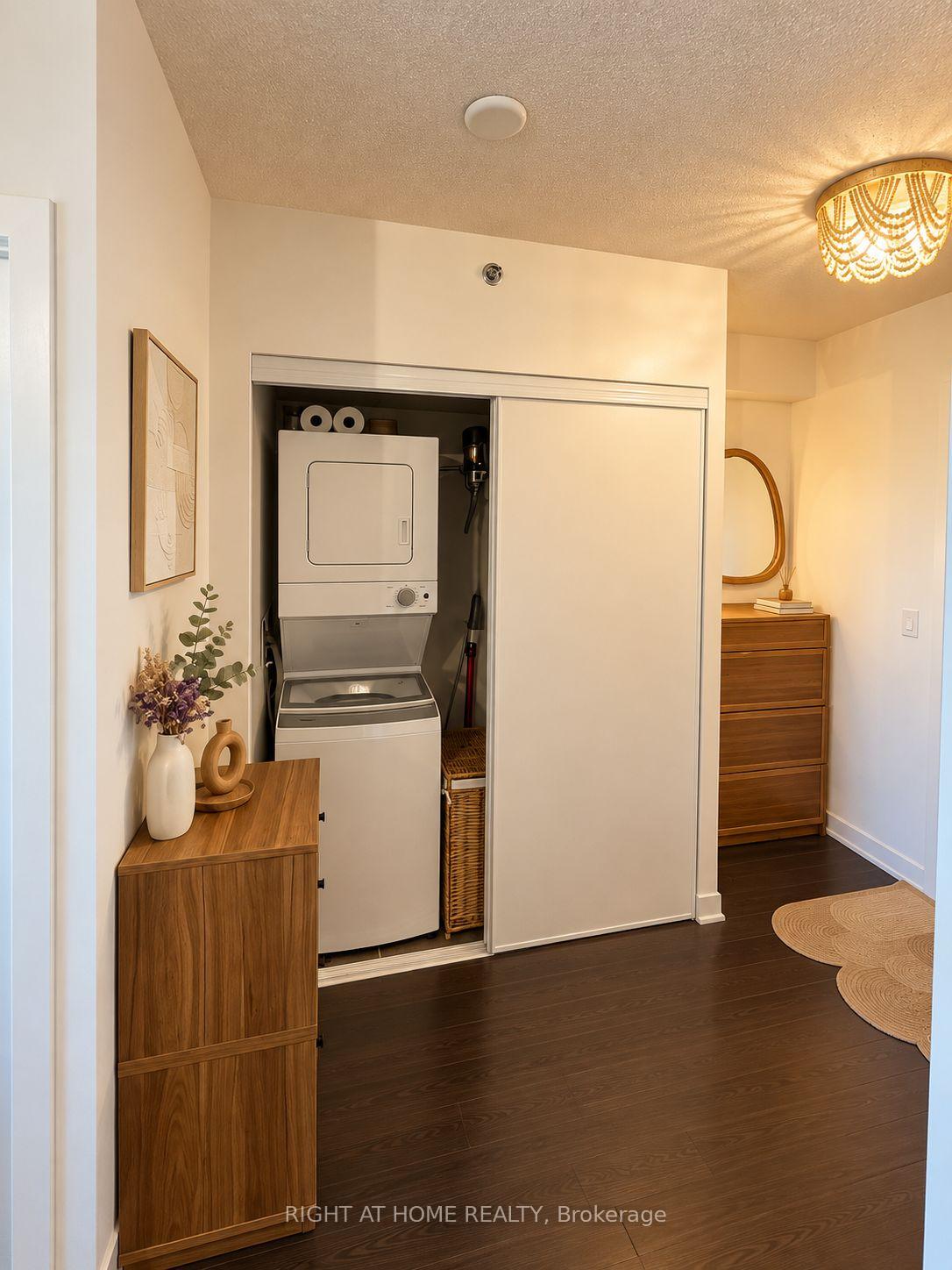 Photo 10 of Unit B210, 3200 Dakota Common, Burlington, Alton — HOMEH