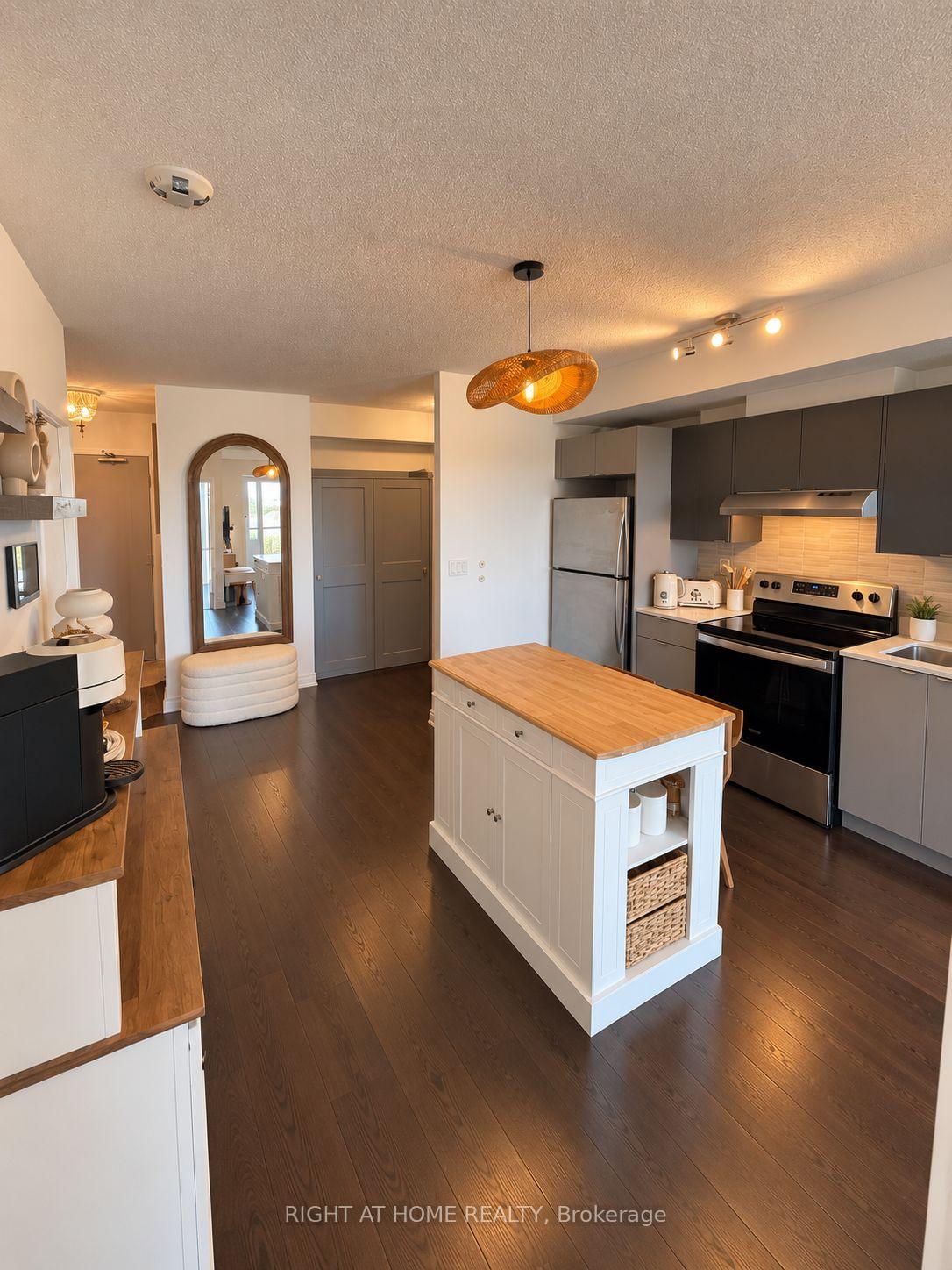 Photo 16 of Unit B210, 3200 Dakota Common, Burlington, Alton — HOMEH