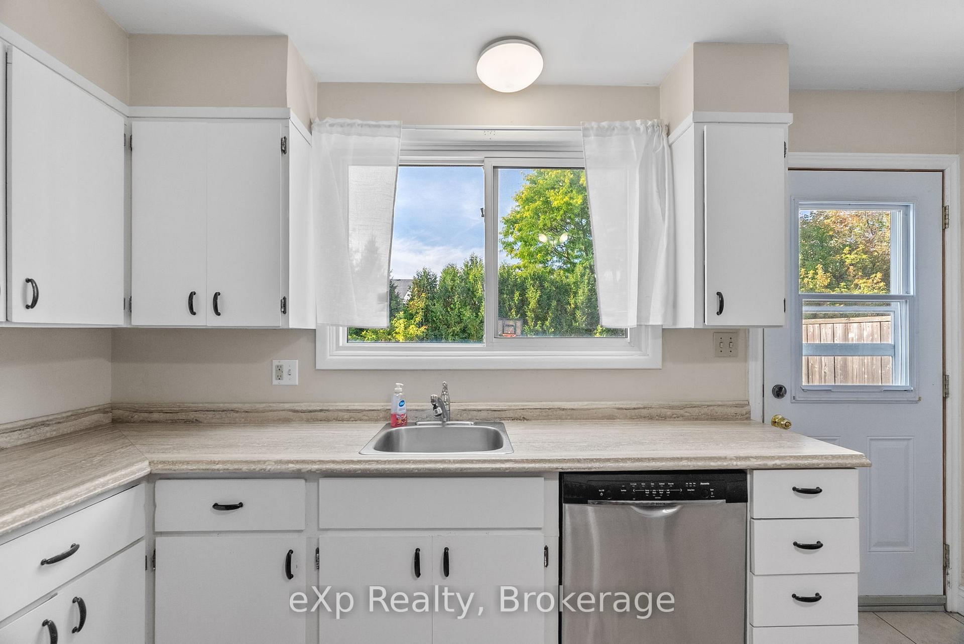 Photo 10 of 286 Dufferin Street, Stratford — HOMEH
