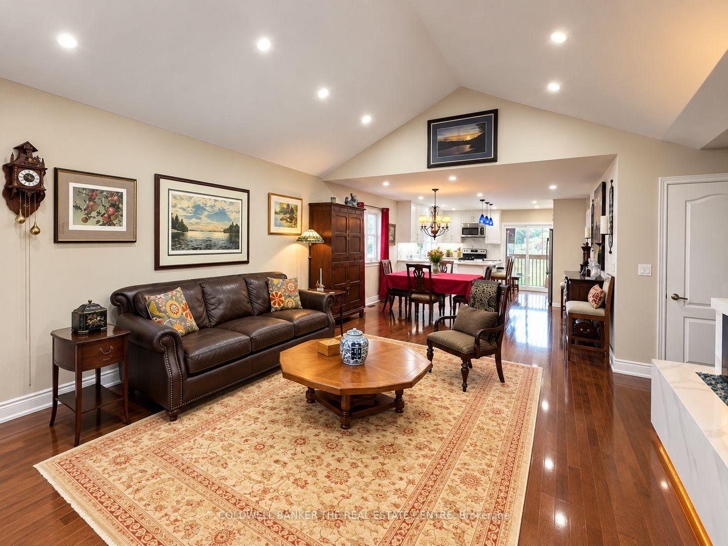 Photo 6 of 44 Iris Drive, Wasaga Beach — HOMEH