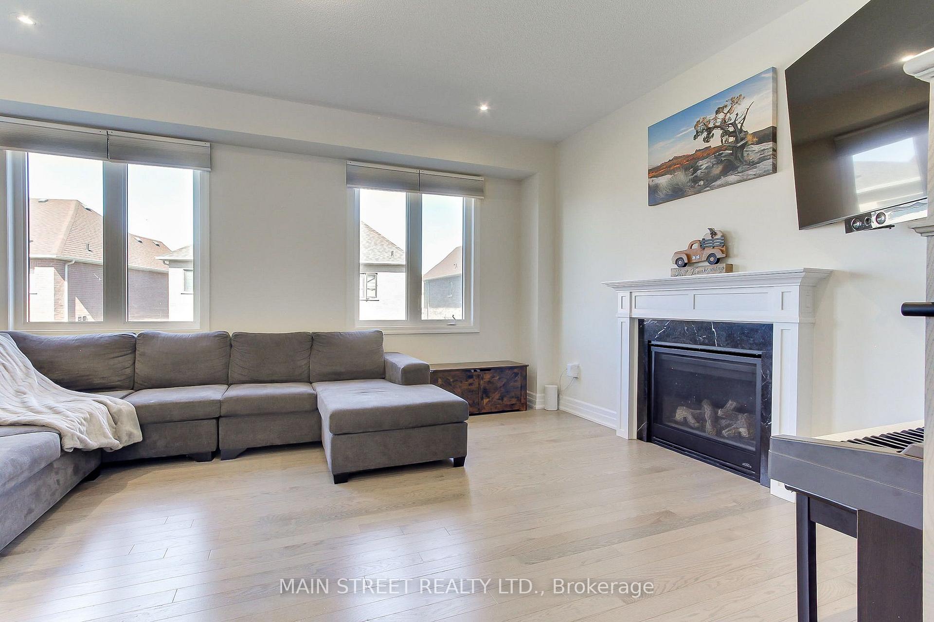 Photo 8 of 90 Kingknoll Crescent, Georgina, Keswick South — HOMEH