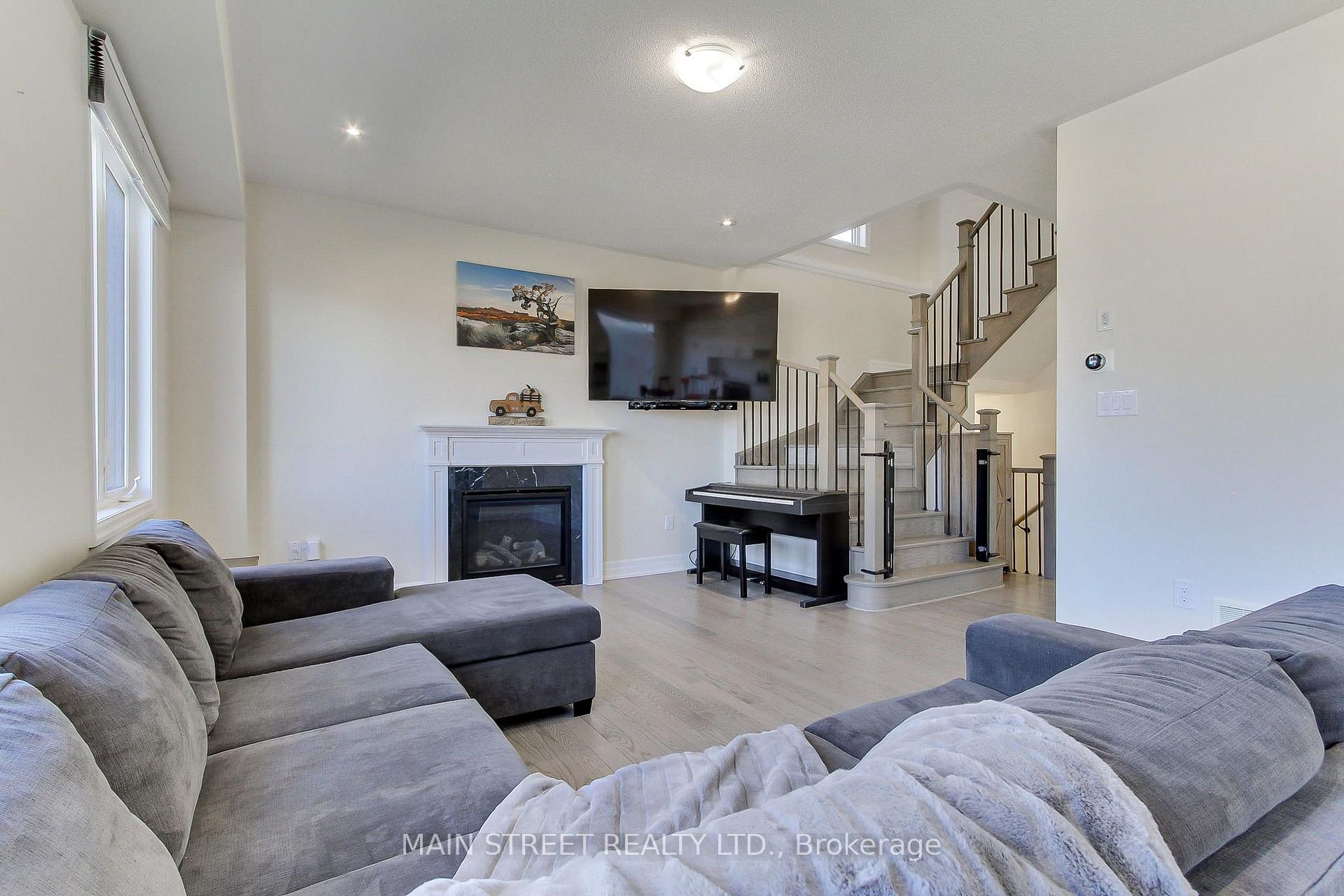 Photo 10 of 90 Kingknoll Crescent, Georgina, Keswick South — HOMEH