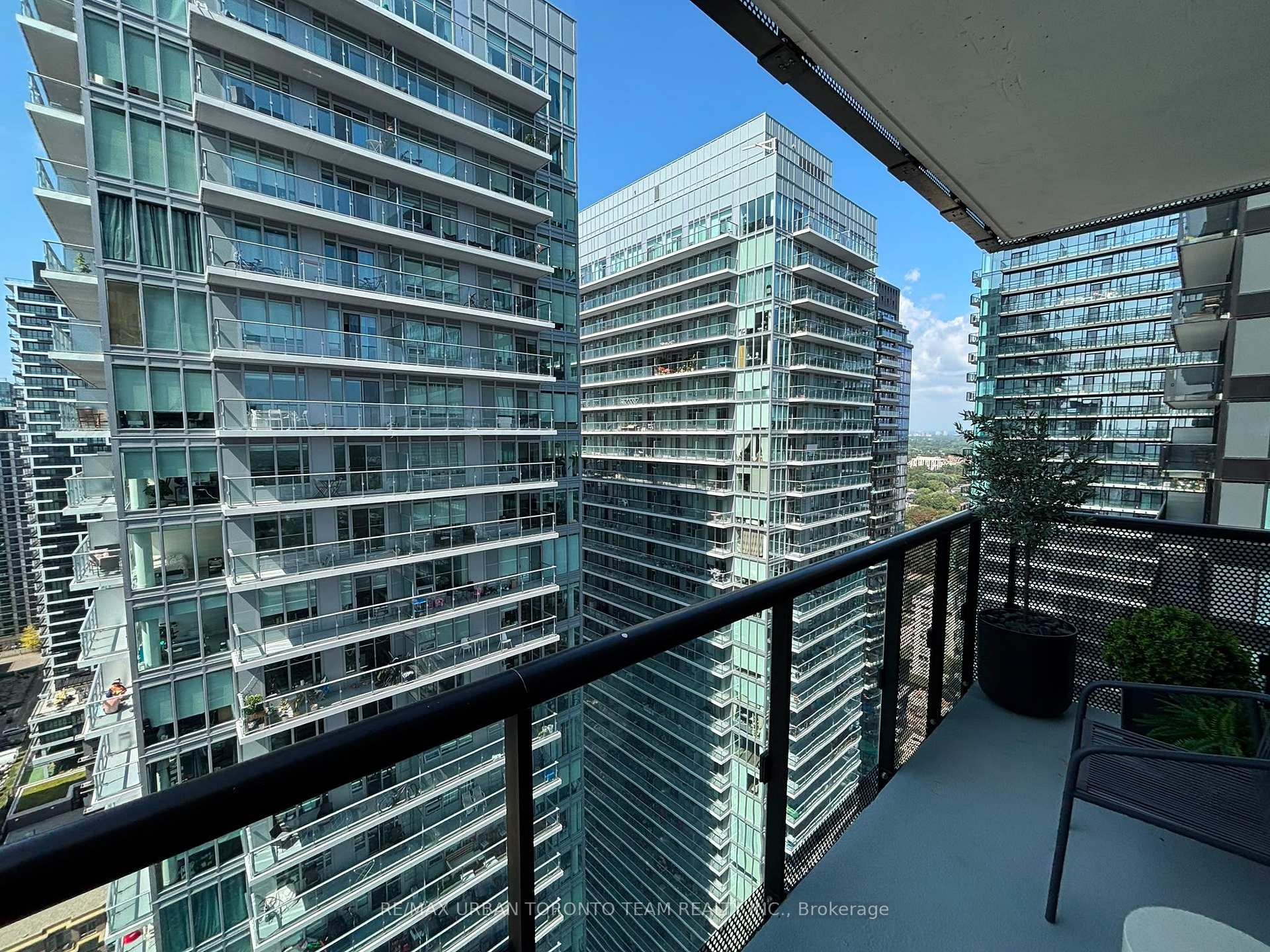 Photo 7 of Unit 3005, 127 Broadway Avenue, Toronto, Mount Pleasant West — HOMEH