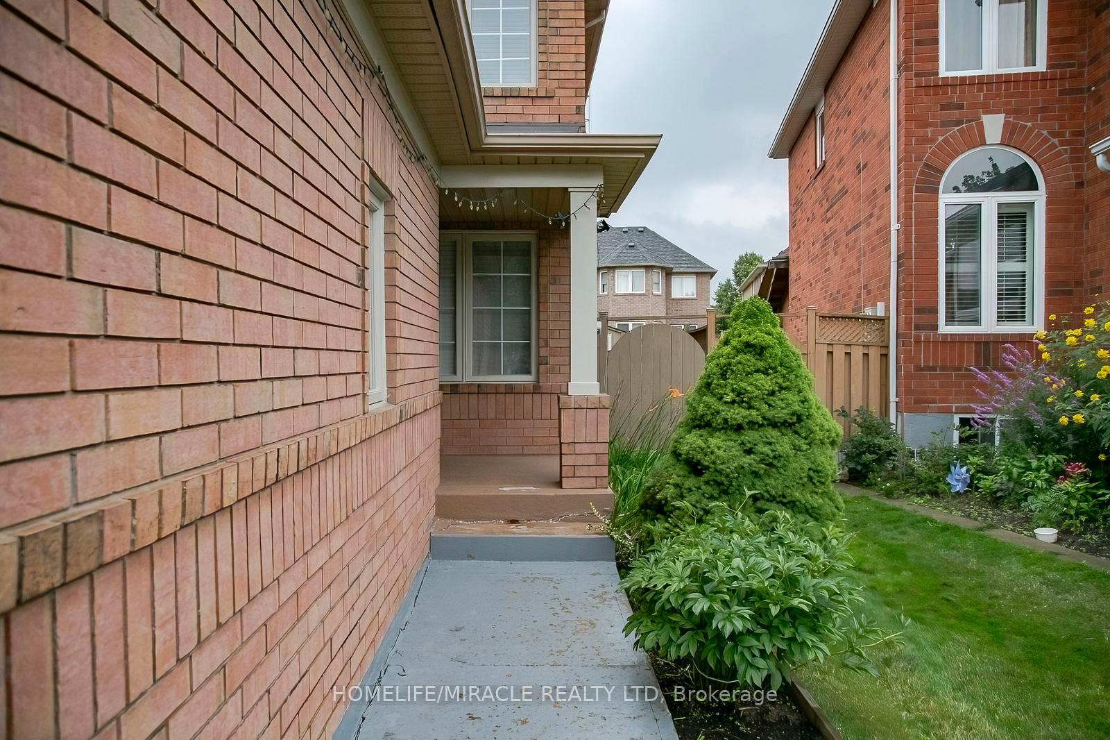Photo 2 of 81 Narrow Valley Crescent, Brampton, Sandringham-Wellington — HOMEH