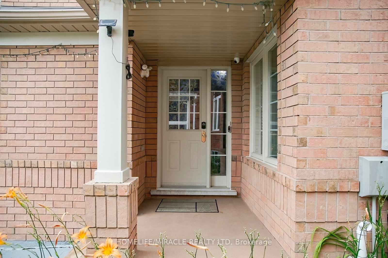 Photo 3 of 81 Narrow Valley Crescent, Brampton, Sandringham-Wellington — HOMEH