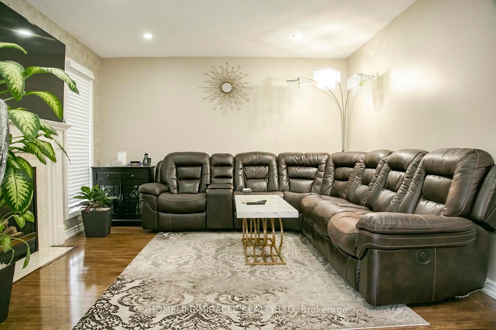 Photo 9 of 81 Narrow Valley Crescent, Brampton, Sandringham-Wellington — HOMEH