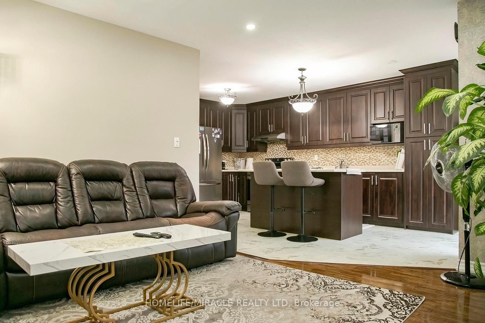 Photo 10 of 81 Narrow Valley Crescent, Brampton, Sandringham-Wellington — HOMEH