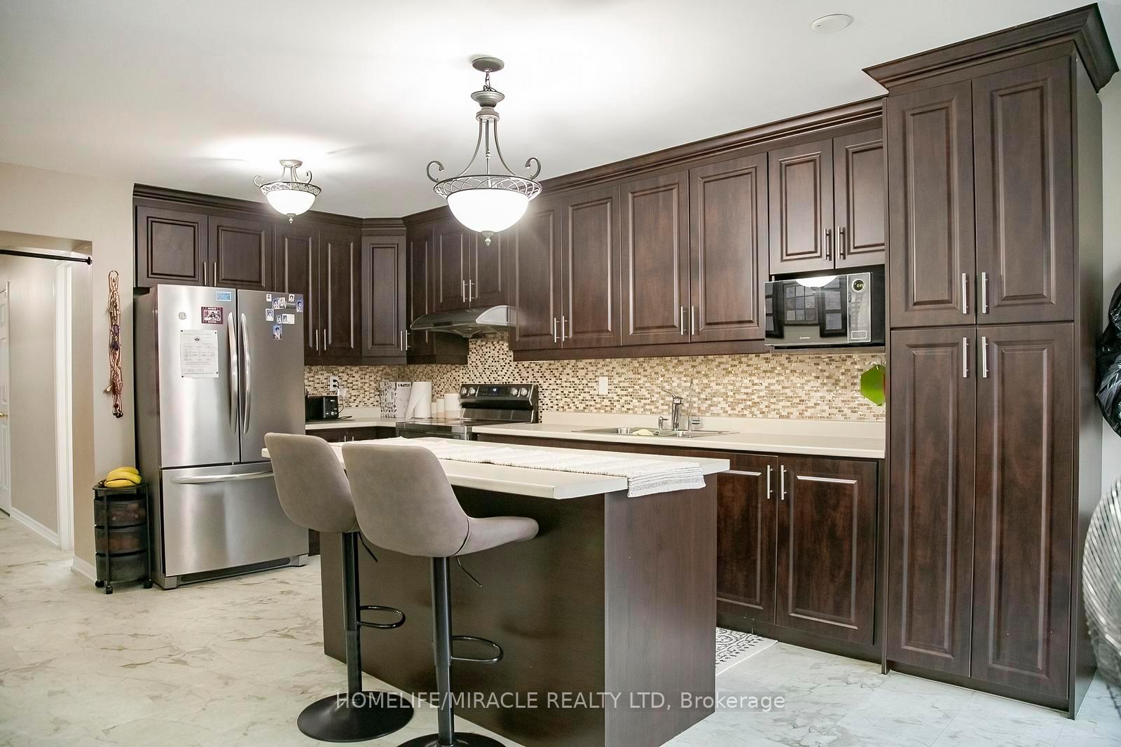 Photo 13 of 81 Narrow Valley Crescent, Brampton, Sandringham-Wellington — HOMEH