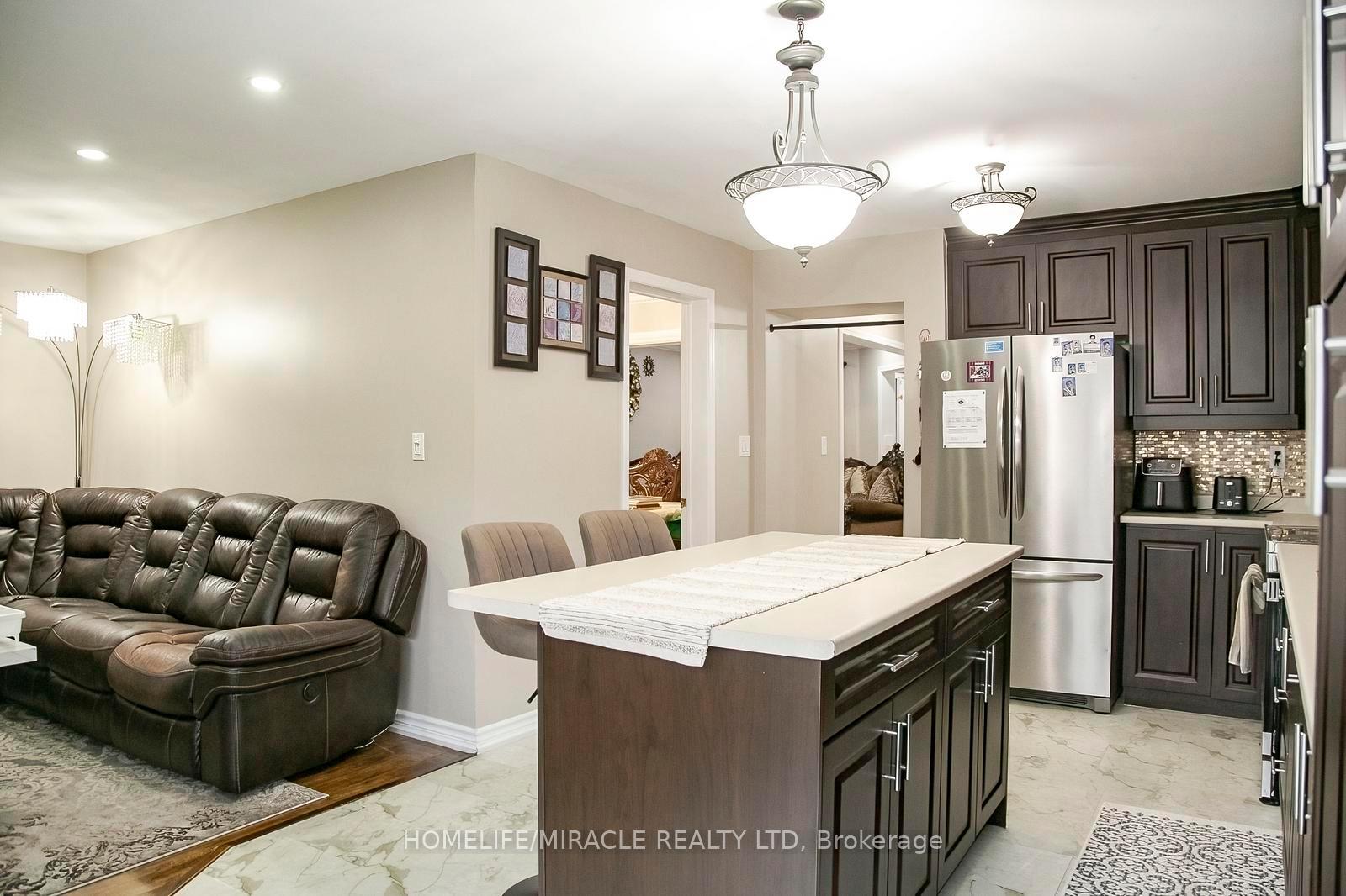Photo 14 of 81 Narrow Valley Crescent, Brampton, Sandringham-Wellington — HOMEH