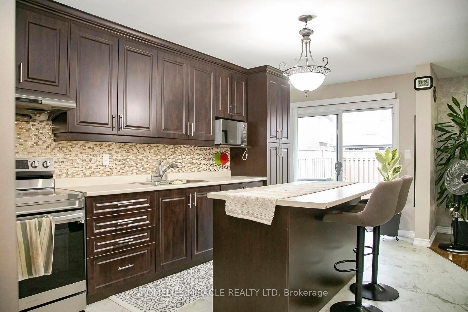 Photo 15 of 81 Narrow Valley Crescent, Brampton, Sandringham-Wellington — HOMEH