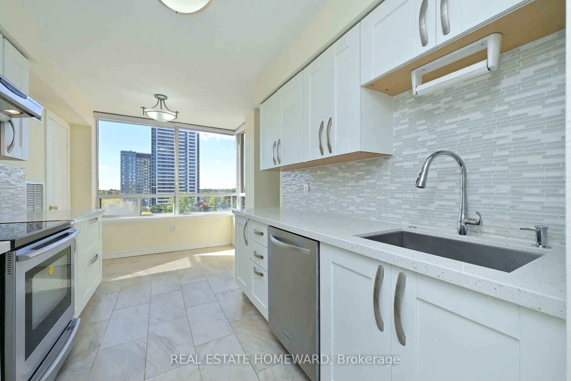 Photo 9 of Unit 916, 88 Grandview Way, North York, Willowdale East — HOMEH