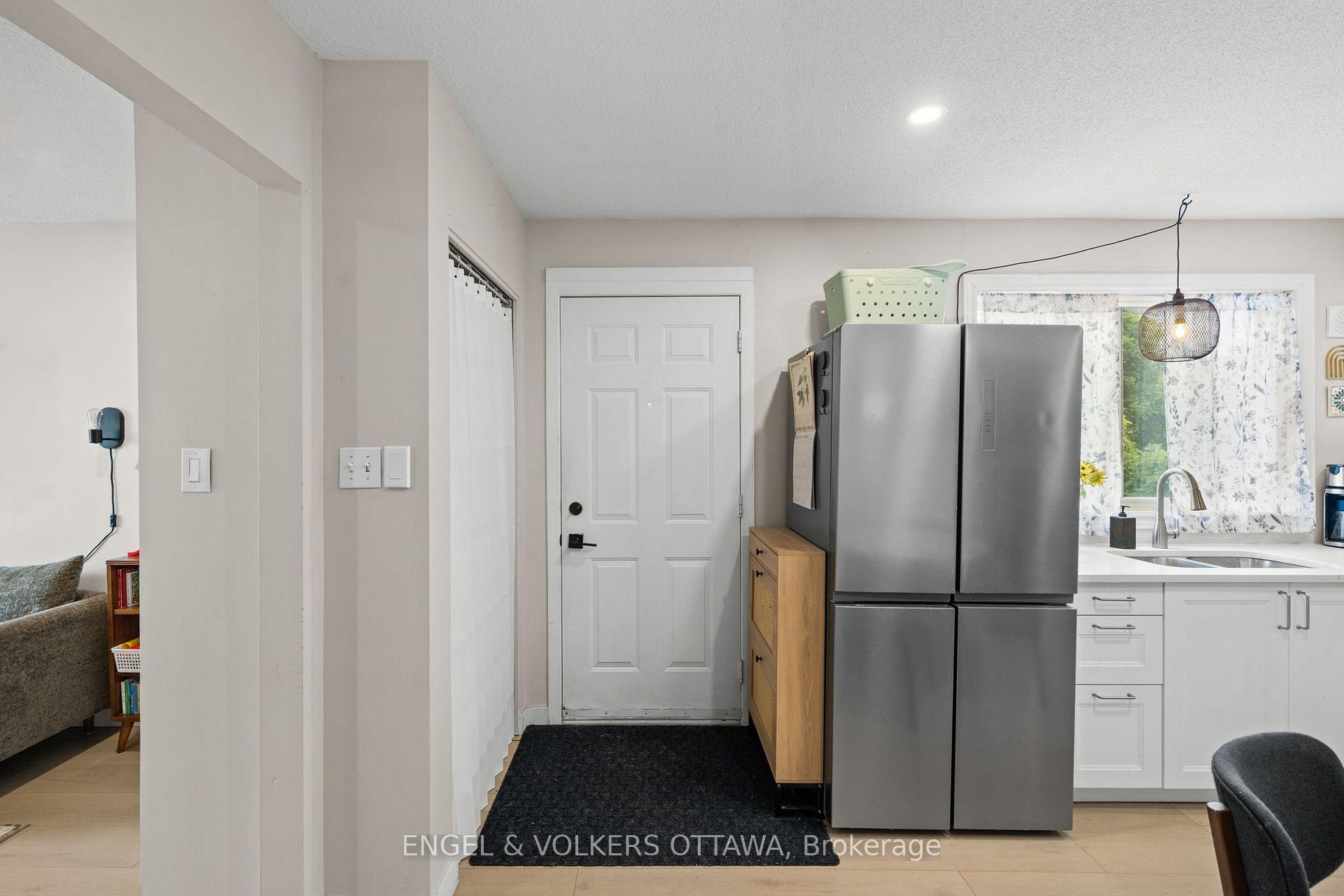 Photo 2 of Unit D, 1142 Clapp Lane, Ottawa, Manotick Village & Manotick Estates — HOMEH