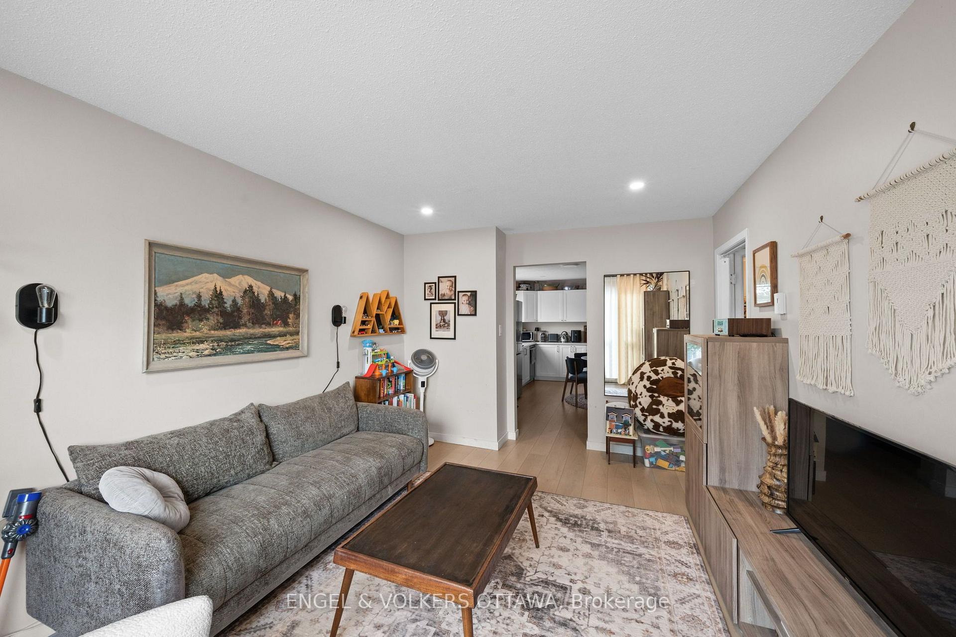 Photo 6 of Unit D, 1142 Clapp Lane, Ottawa, Manotick Village & Manotick Estates — HOMEH
