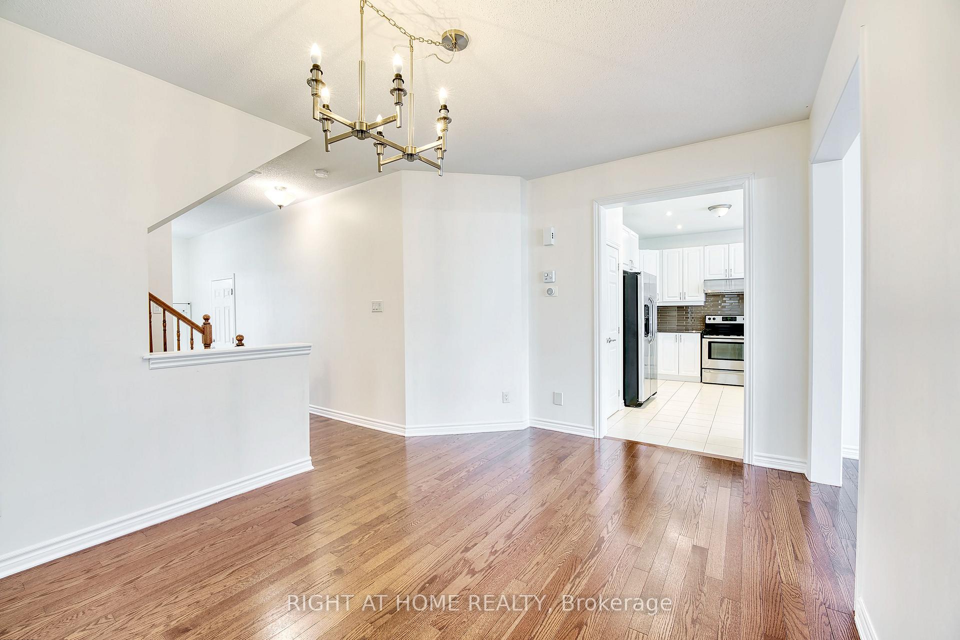 Photo 4 of 31 Summitview Drive, Ottawa, Kanata - Emerald Meadows/Trailwest — HOMEH