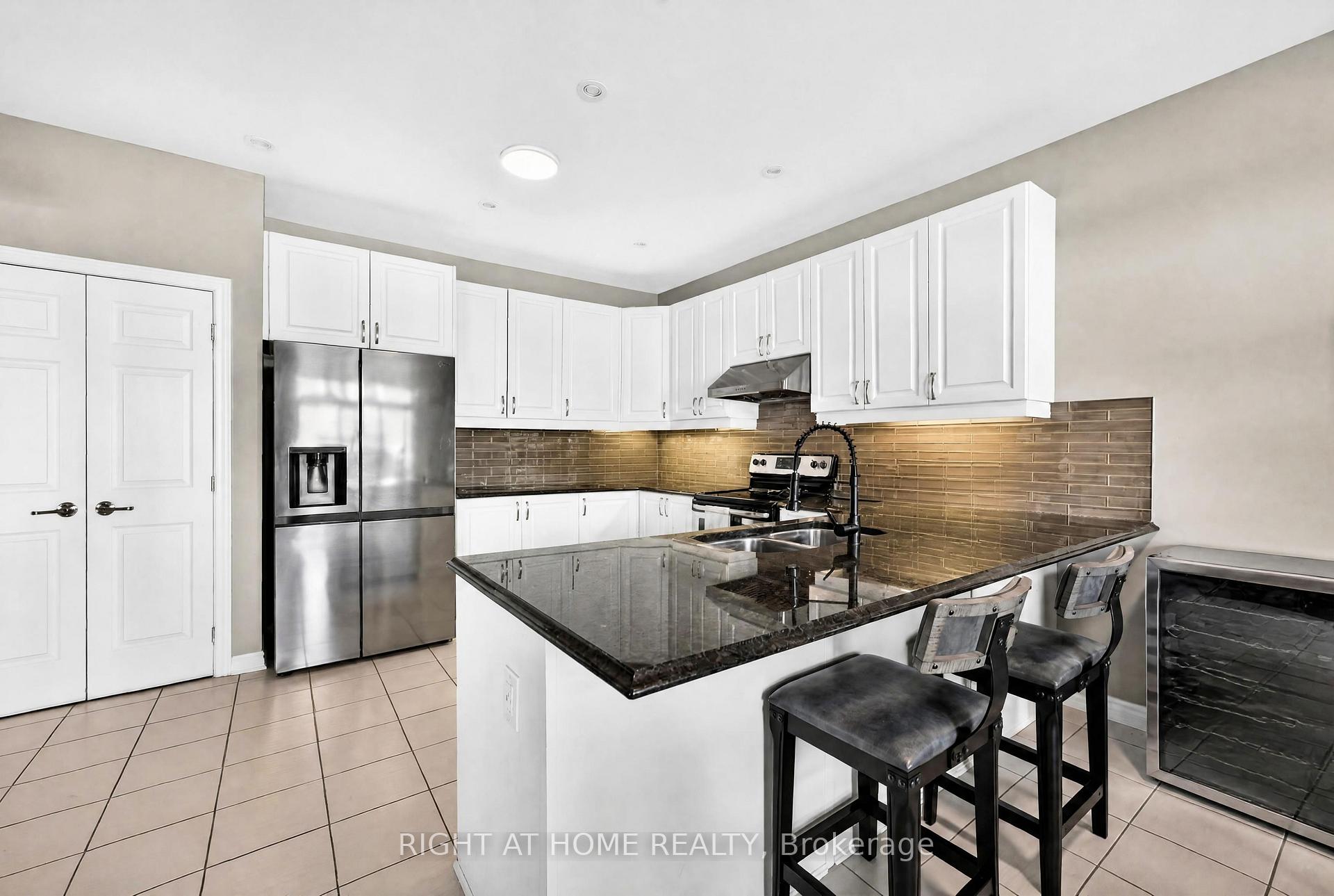 Photo 5 of 31 Summitview Drive, Ottawa, Kanata - Emerald Meadows/Trailwest — HOMEH