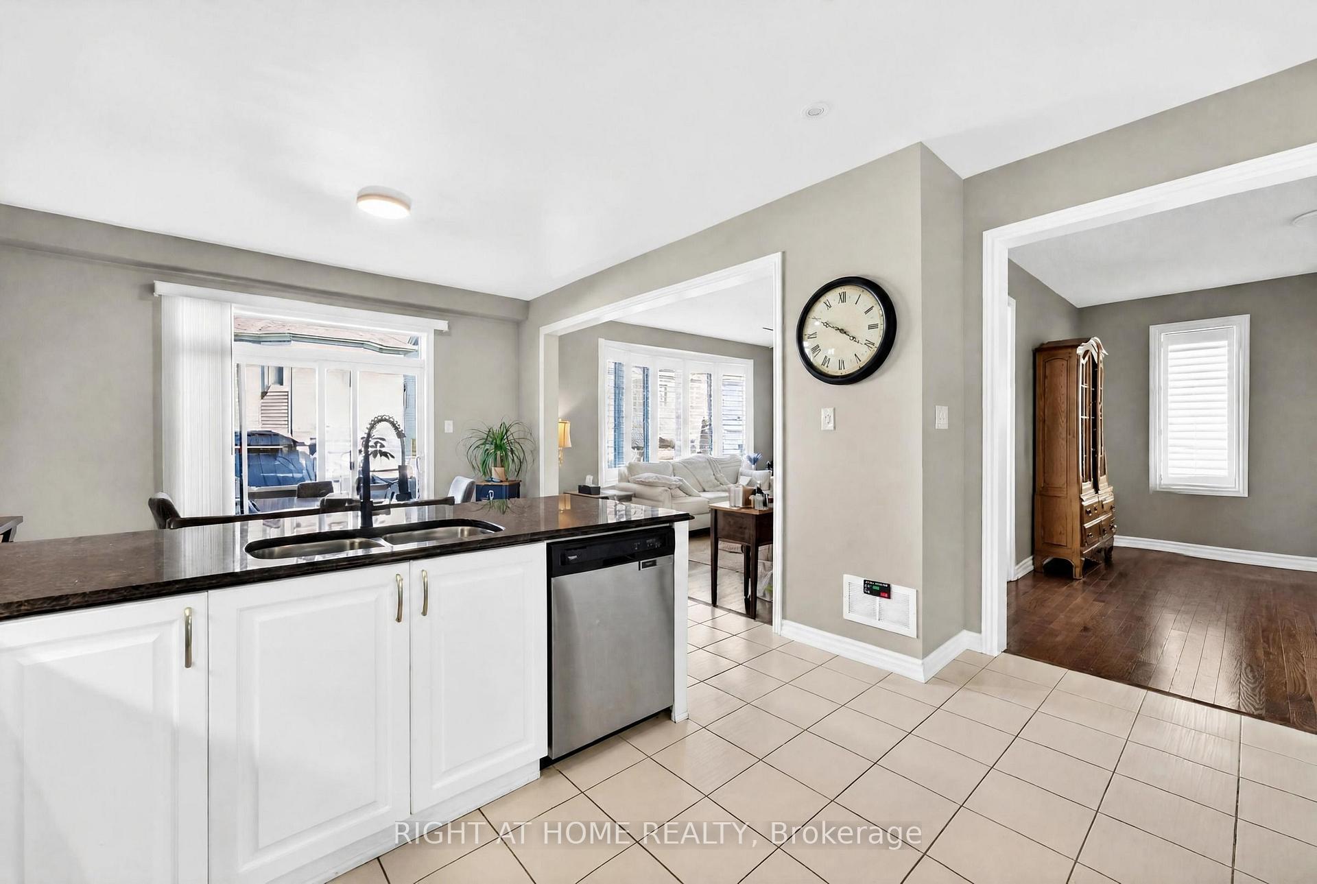 Photo 7 of 31 Summitview Drive, Ottawa, Kanata - Emerald Meadows/Trailwest — HOMEH