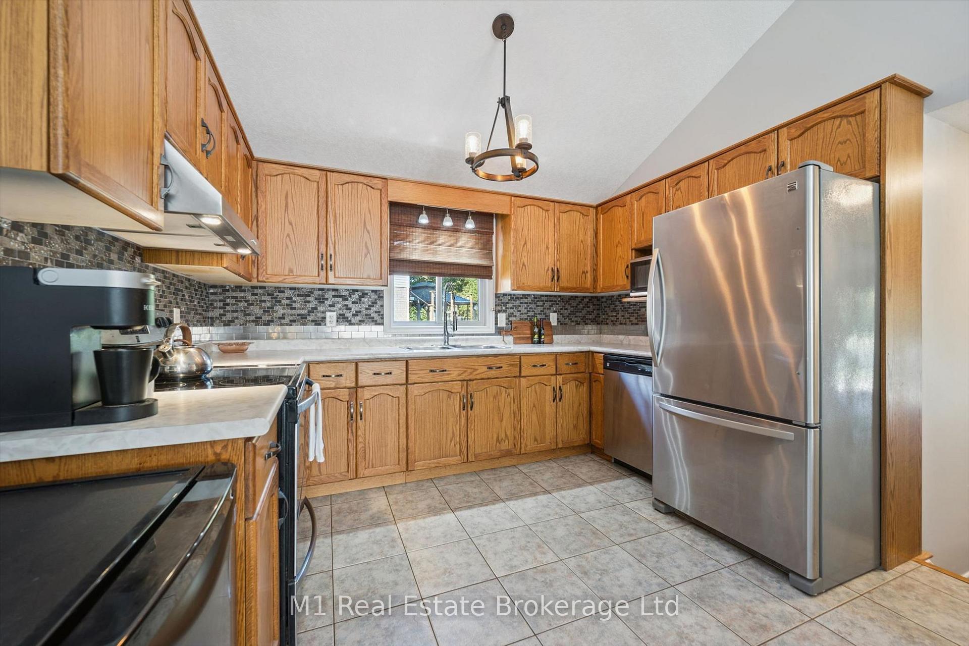Photo 9 of 106 Bellamy Crescent, Centre Wellington, Fergus — HOMEH
