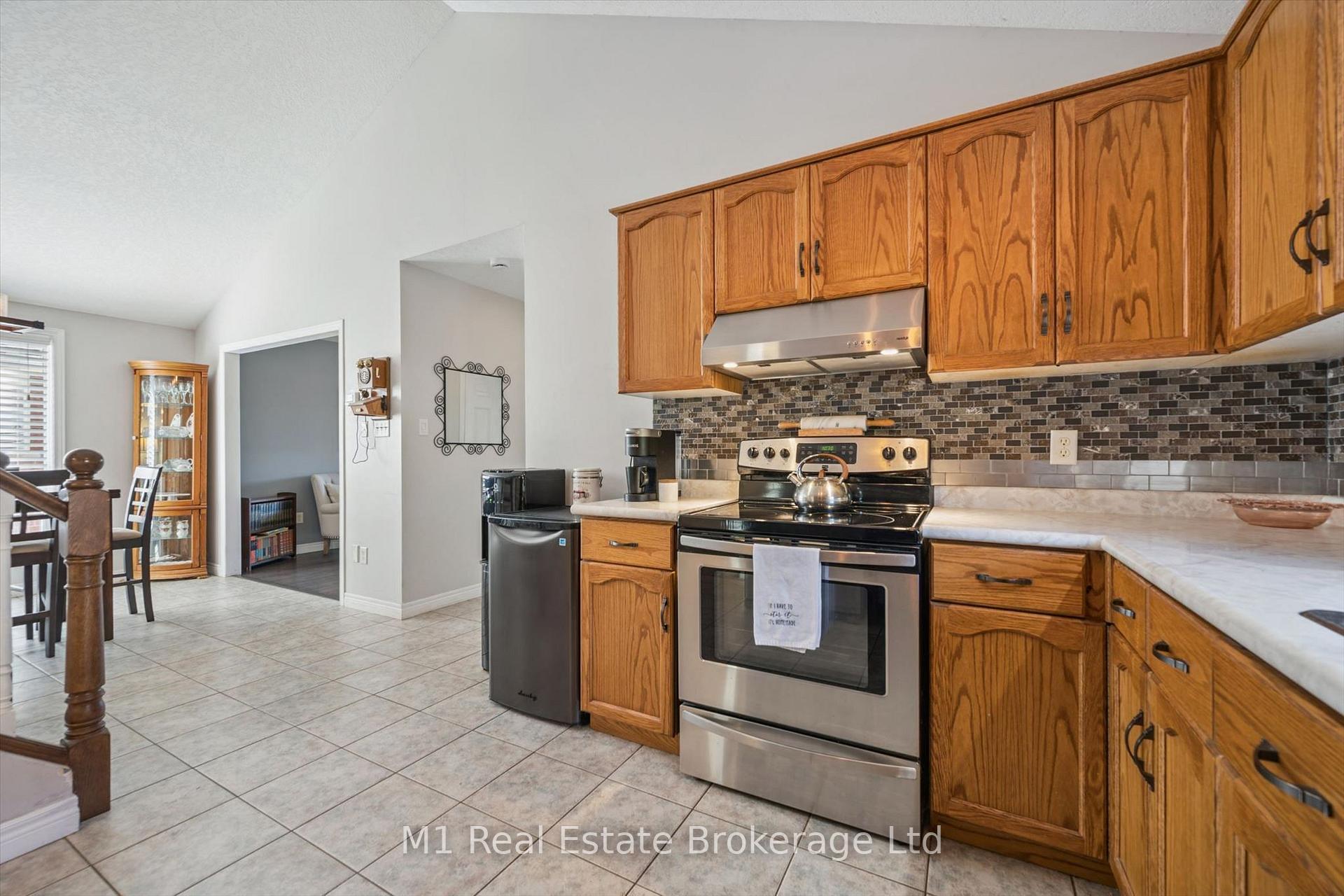 Photo 10 of 106 Bellamy Crescent, Centre Wellington, Fergus — HOMEH
