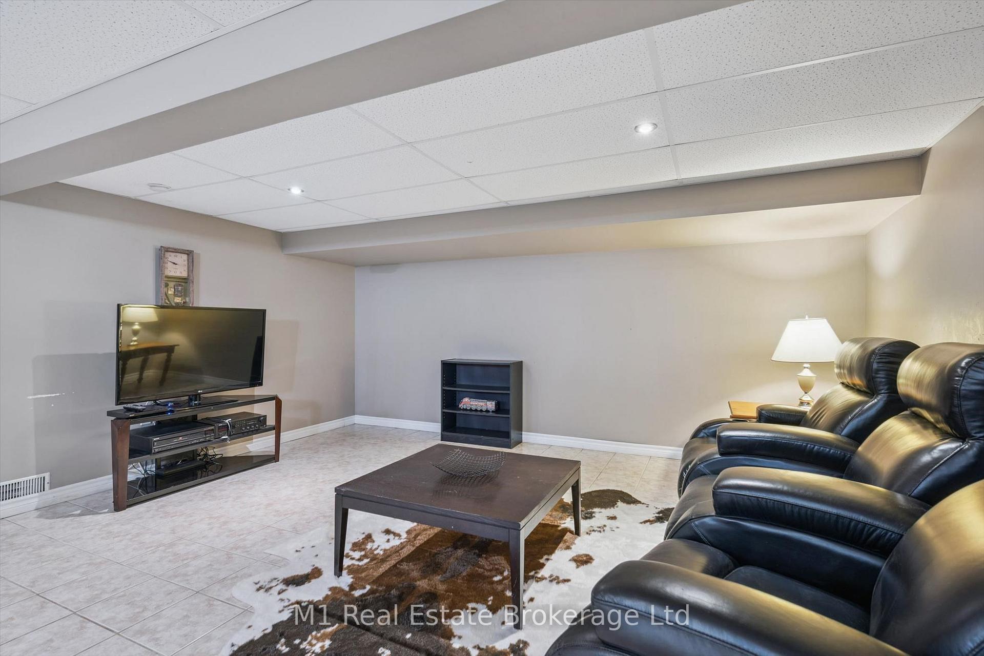 Photo 24 of 106 Bellamy Crescent, Centre Wellington, Fergus — HOMEH