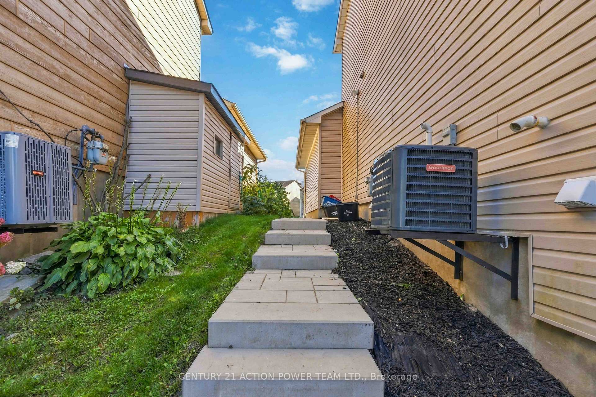 Photo 3 of Unit B, 1936 Longman Crescent, Ottawa, Chateauneuf — HOMEH