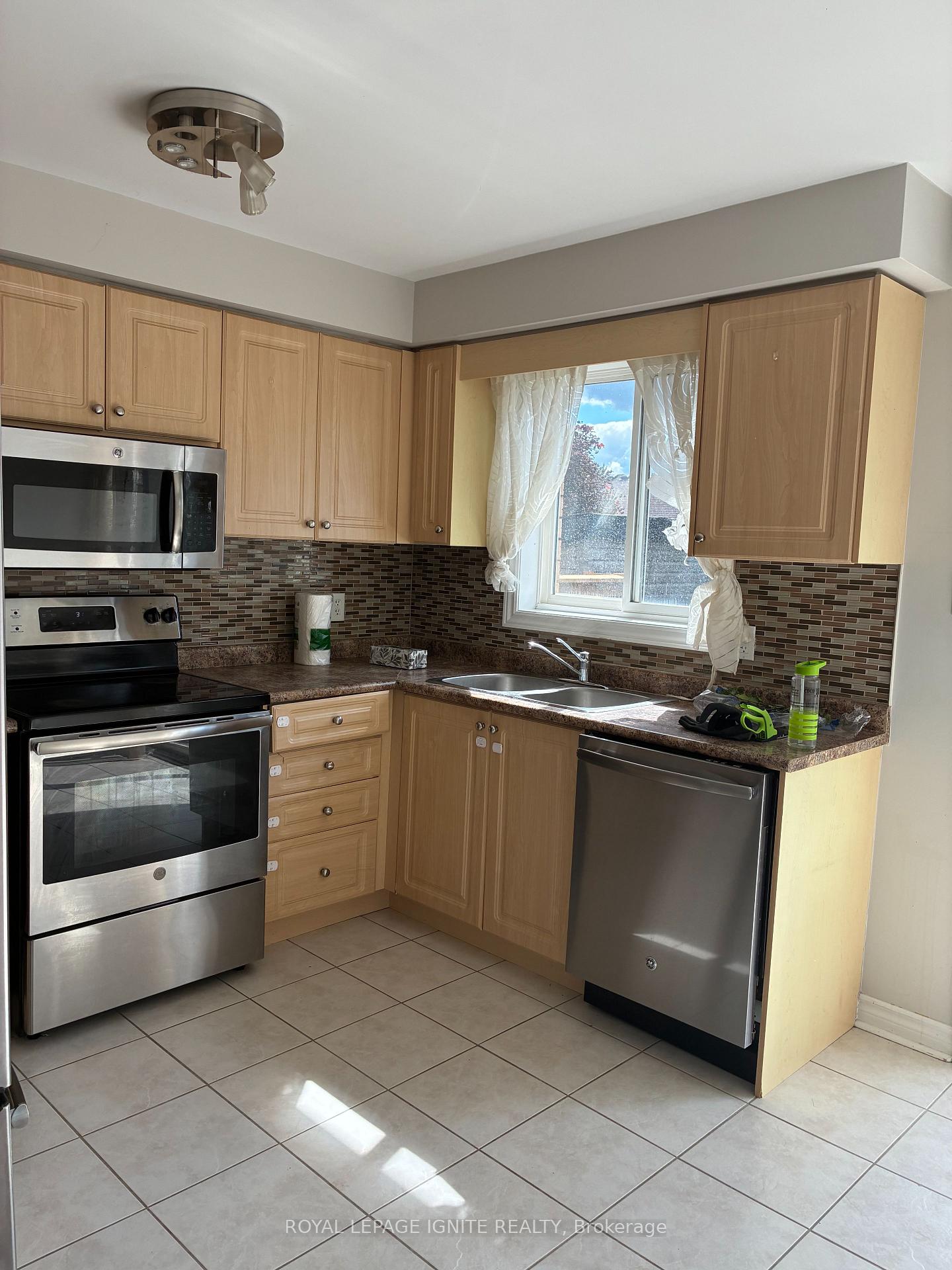 Photo 4 of 114 Bird Street, Barrie, Edgehill Drive — HOMEH