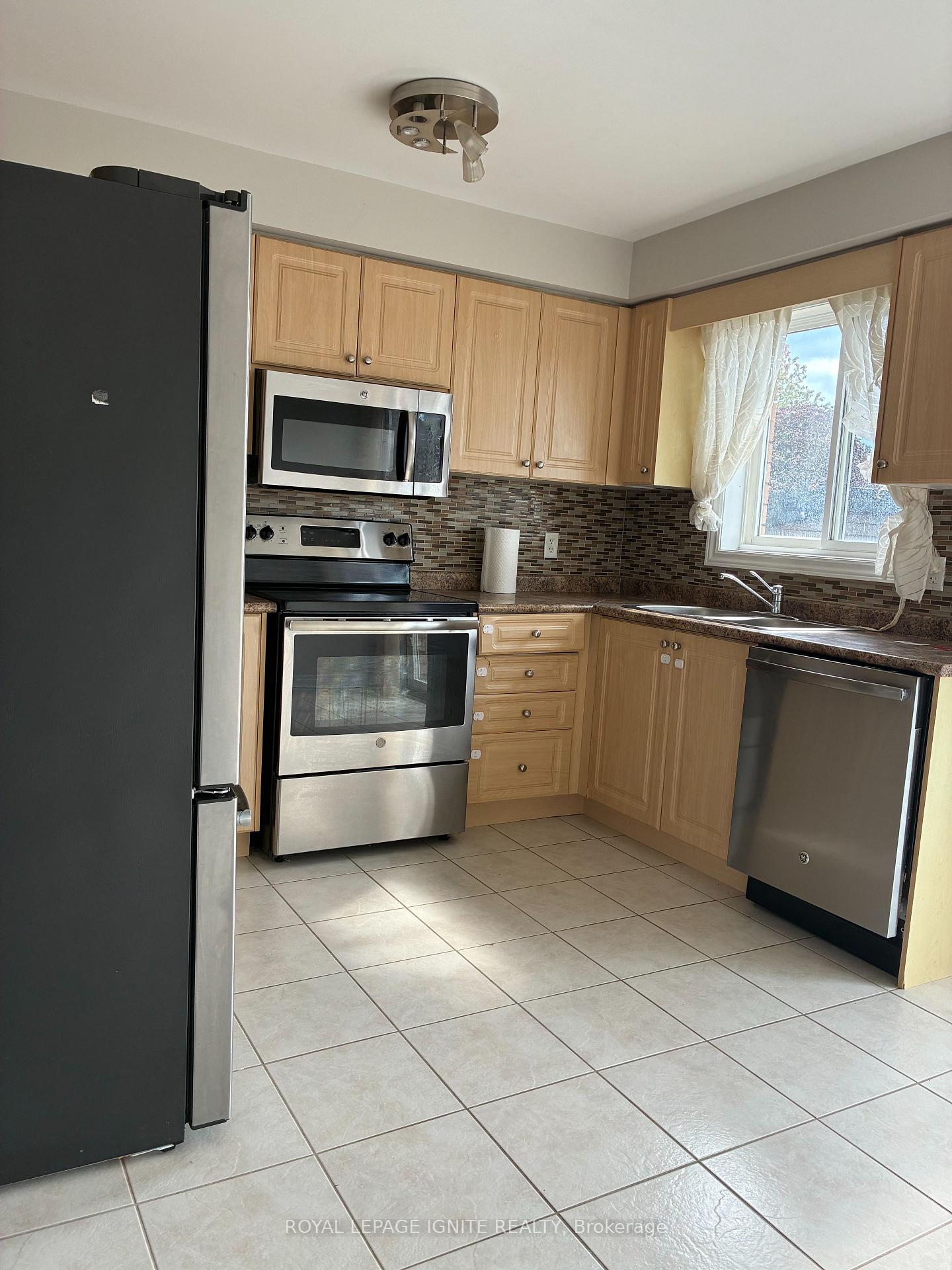 Photo 5 of 114 Bird Street, Barrie, Edgehill Drive — HOMEH