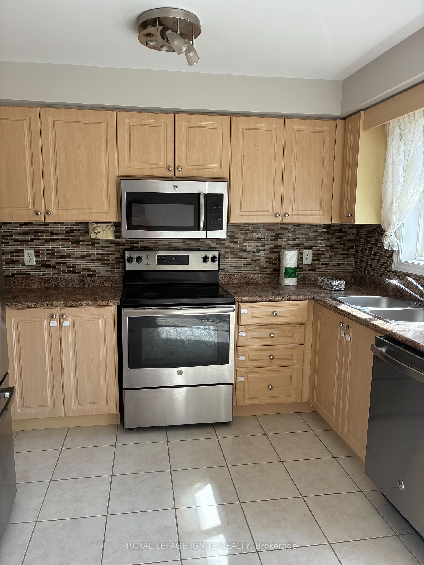 Photo 6 of 114 Bird Street, Barrie, Edgehill Drive — HOMEH