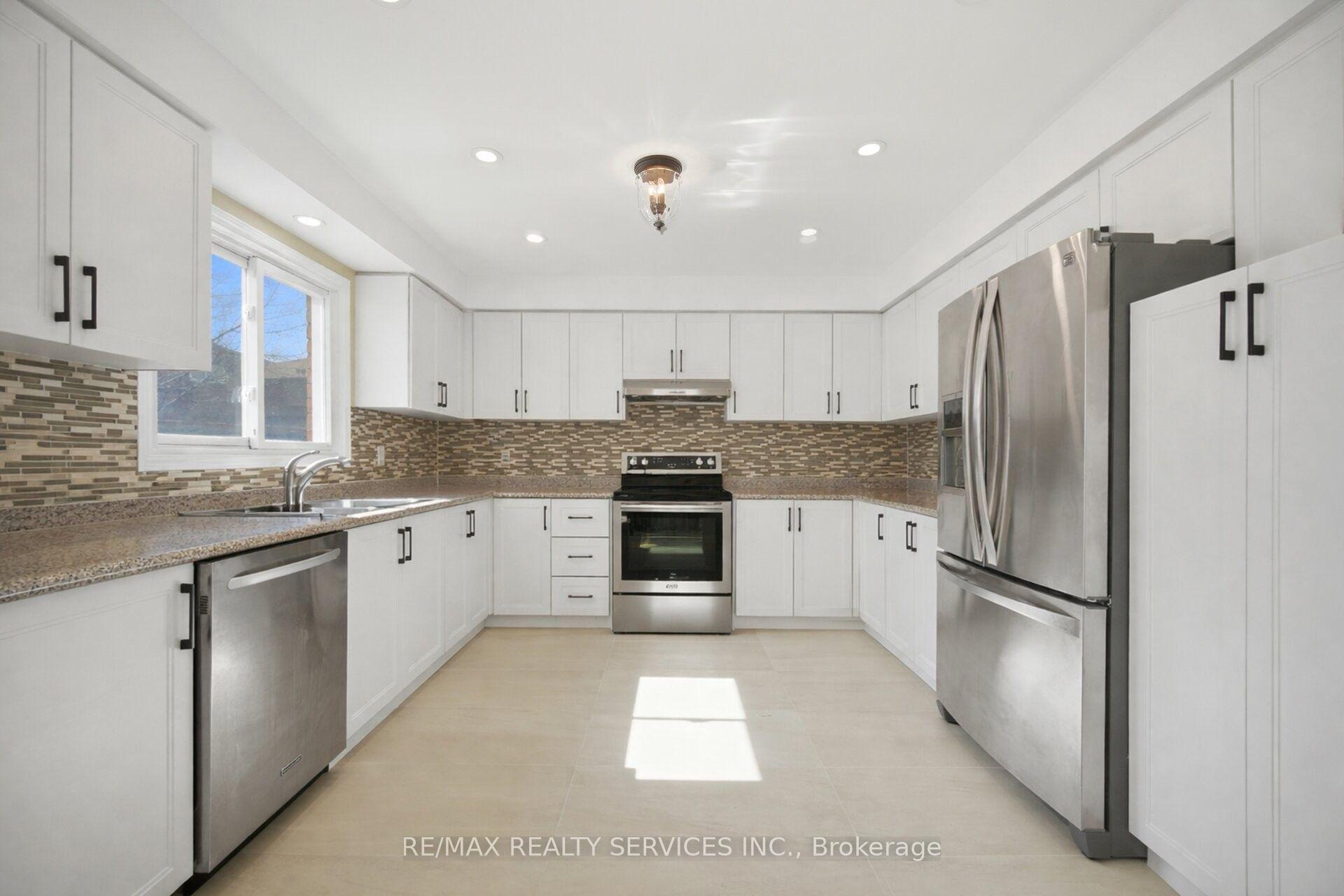 Photo 16 of 23 Newbury Crescent, Brampton, Westgate — HOMEH