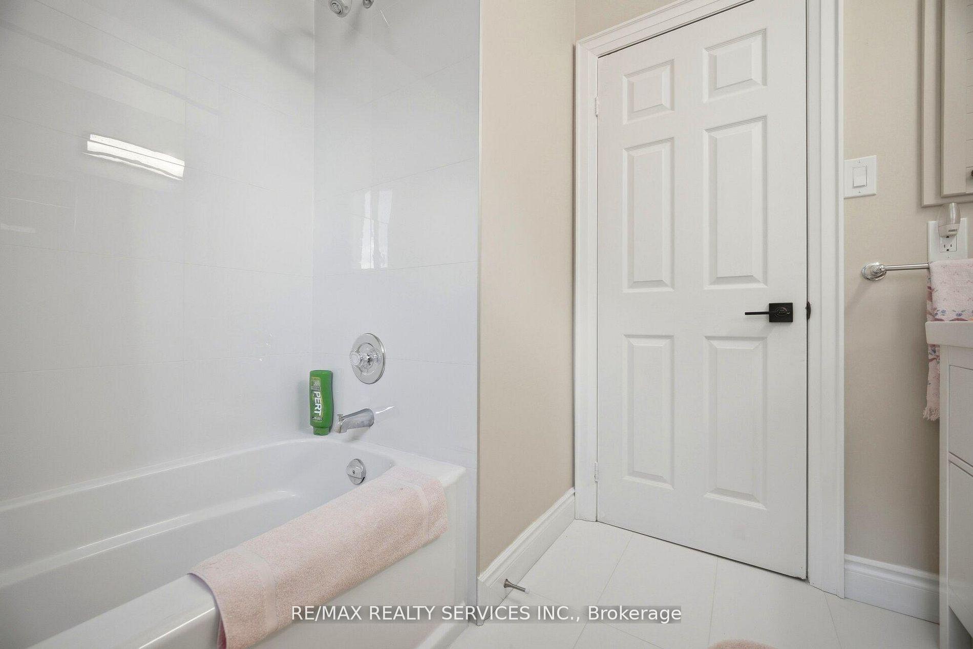 Photo 40 of 23 Newbury Crescent, Brampton, Westgate — HOMEH