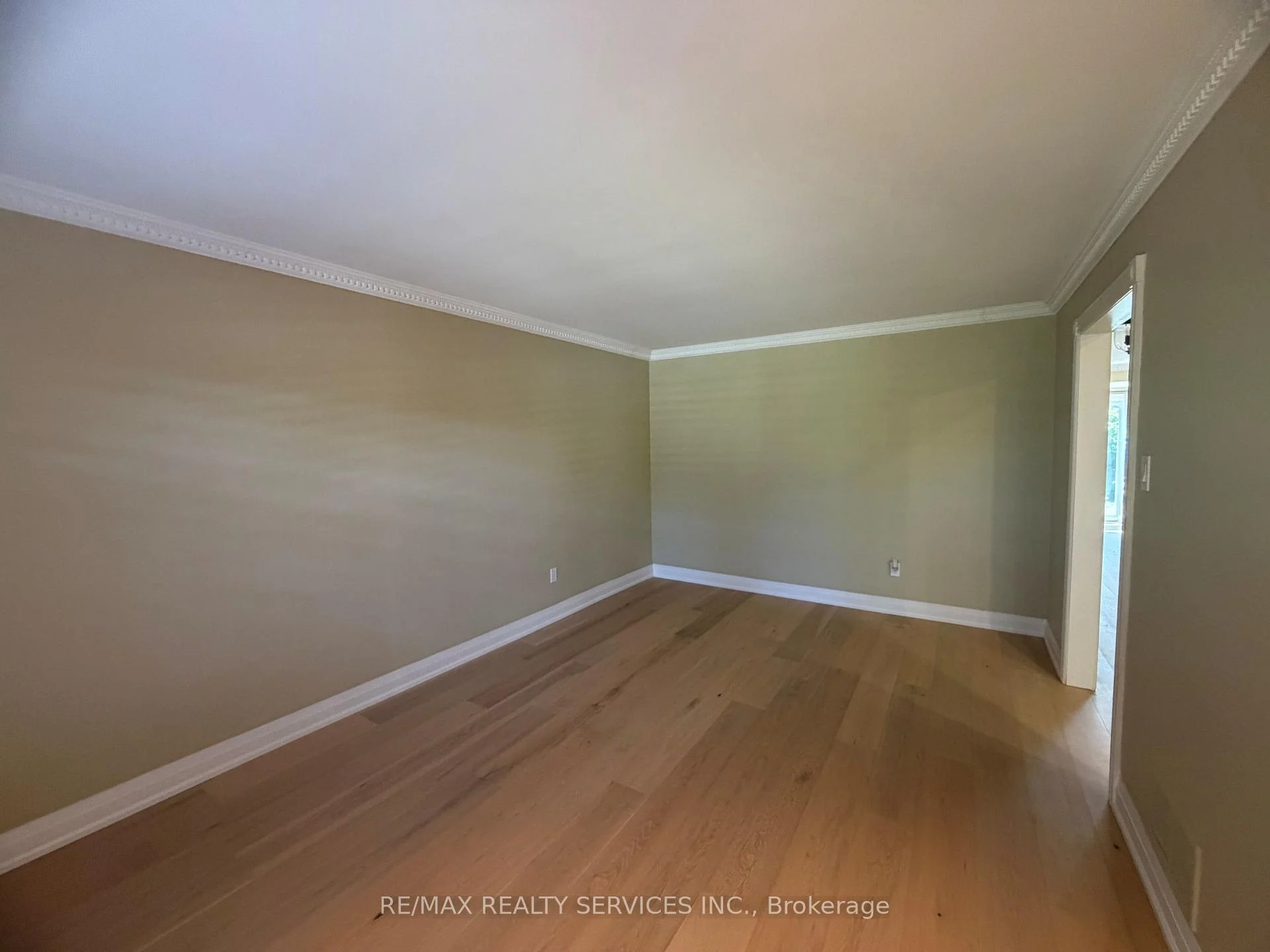 Photo 8 of 23 Newbury Crescent, Brampton, Westgate — HOMEH