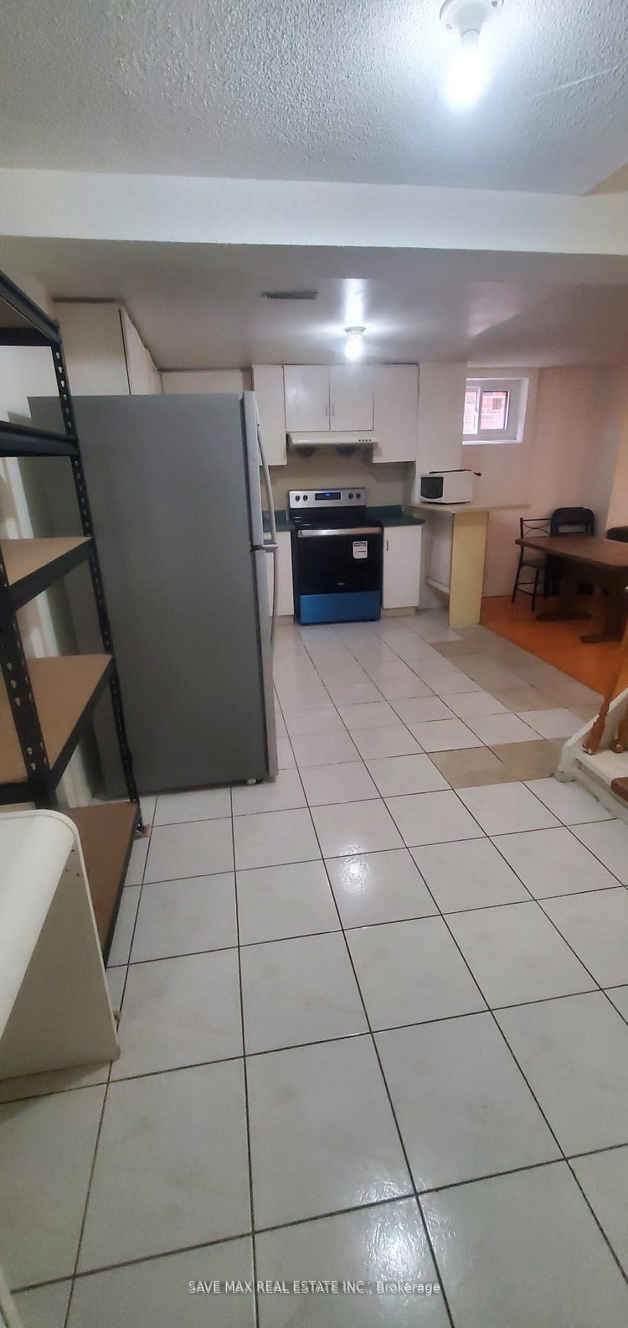 Photo 2 of Unit Bsmt, 36 Smithers Crescent, Brampton, Brampton South — HOMEH