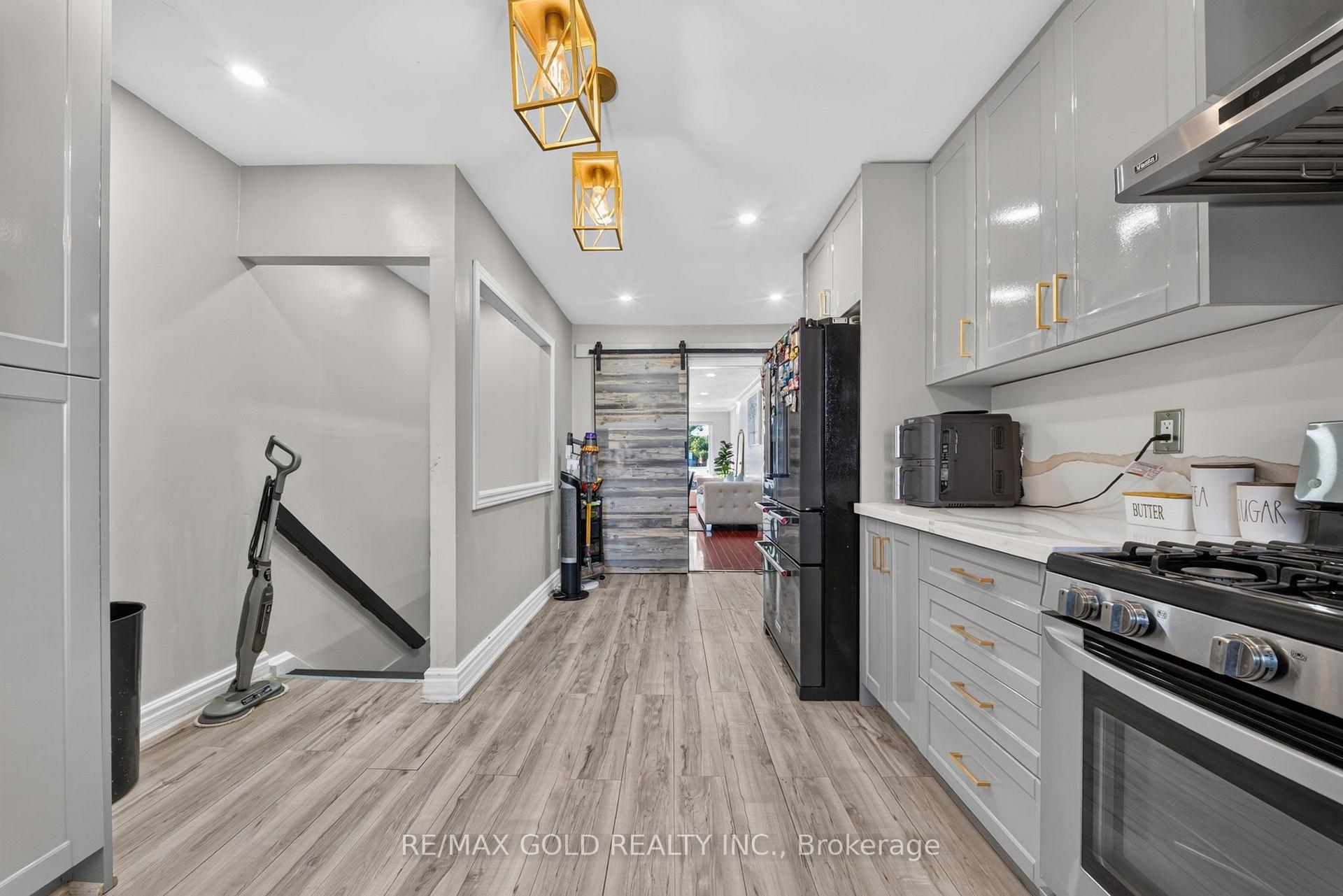 Photo 12 of 64 Drake Boulevard, Brampton, Southgate — HOMEH