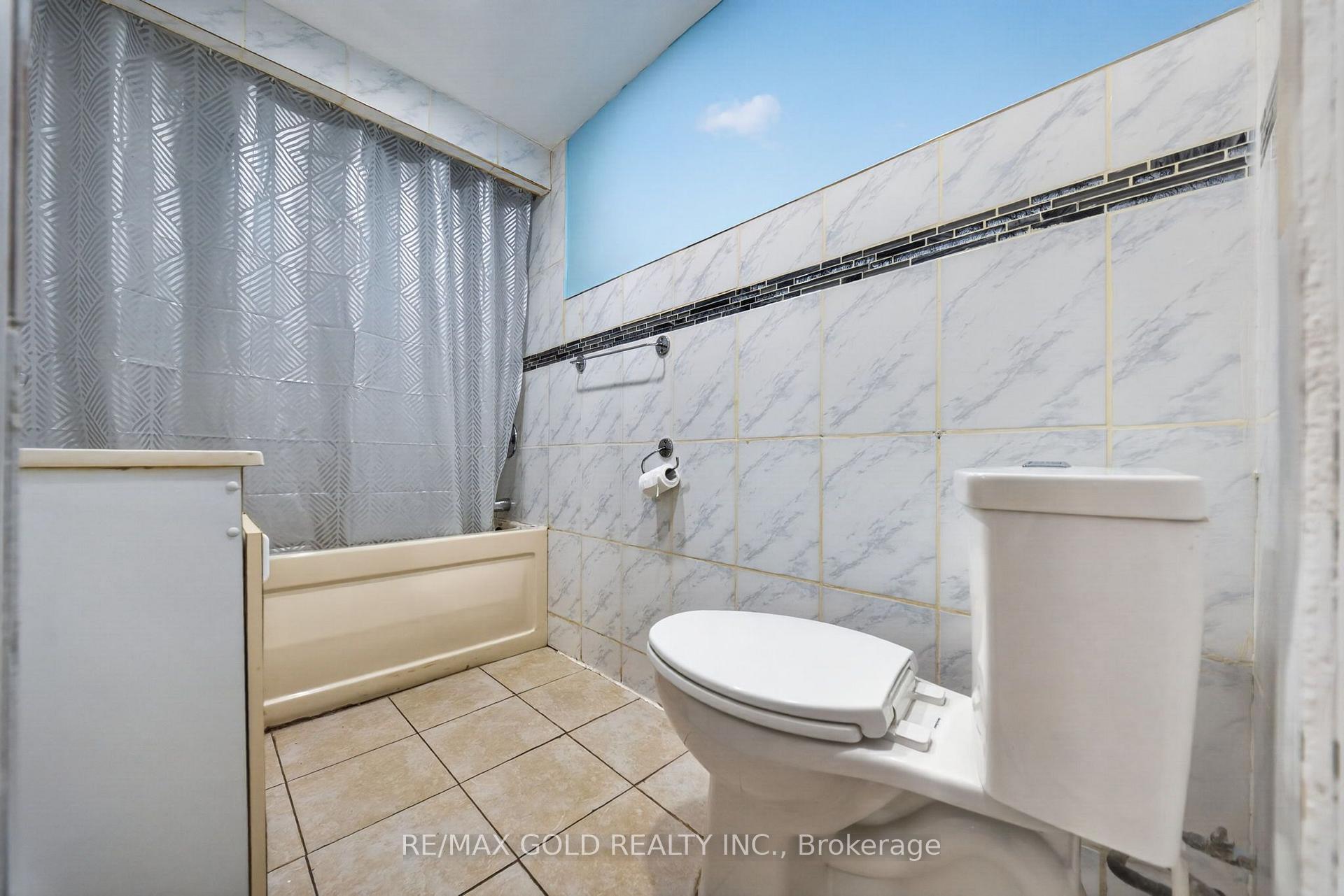 Photo 37 of 64 Drake Boulevard, Brampton, Southgate — HOMEH