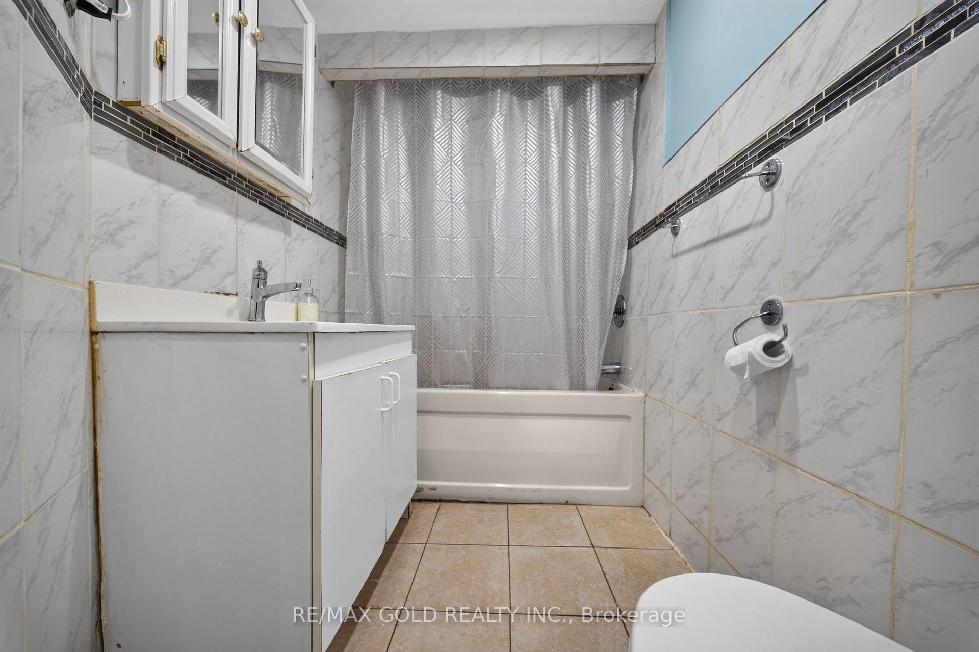 Photo 38 of 64 Drake Boulevard, Brampton, Southgate — HOMEH