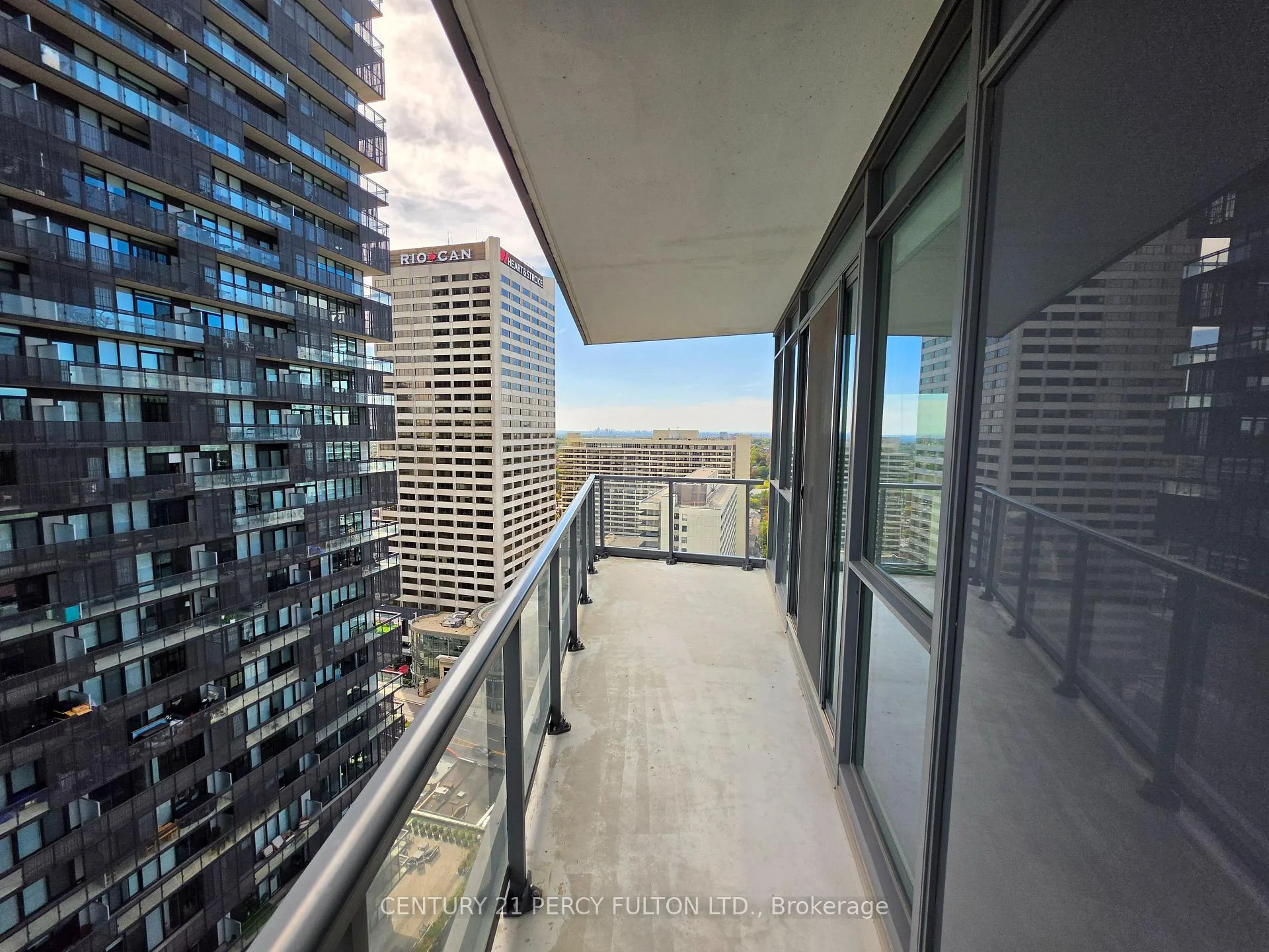 Photo 4 of Unit 2402, 30 Roehampton Avenue, Toronto, Mount Pleasant West — HOMEH