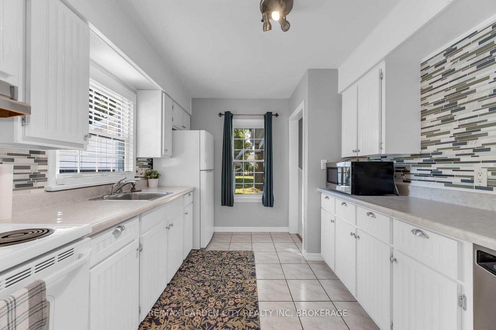 Photo 5 of 4 Manor Road, St. Catharines, Vine/Linwell — HOMEH