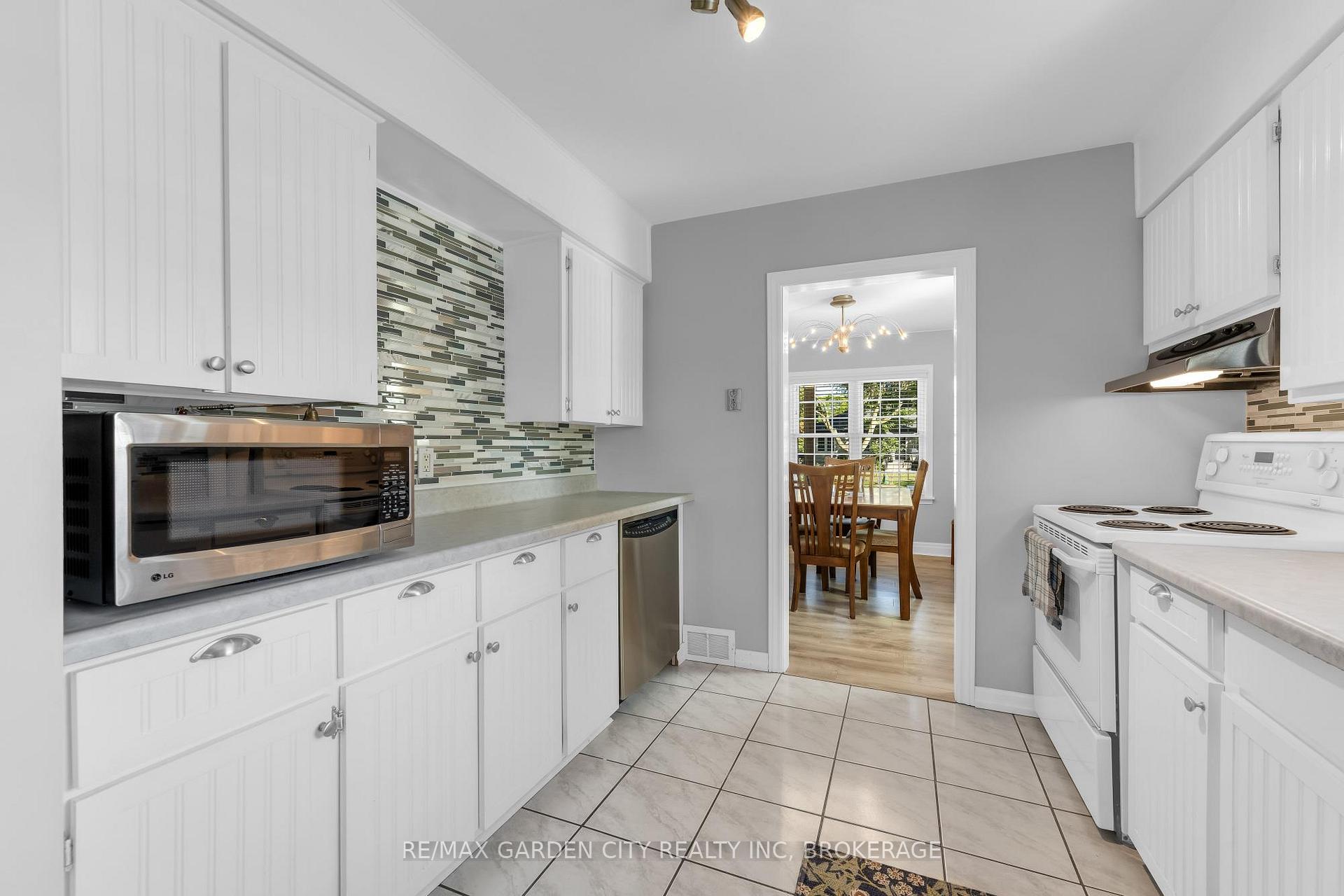 Photo 6 of 4 Manor Road, St. Catharines, Vine/Linwell — HOMEH