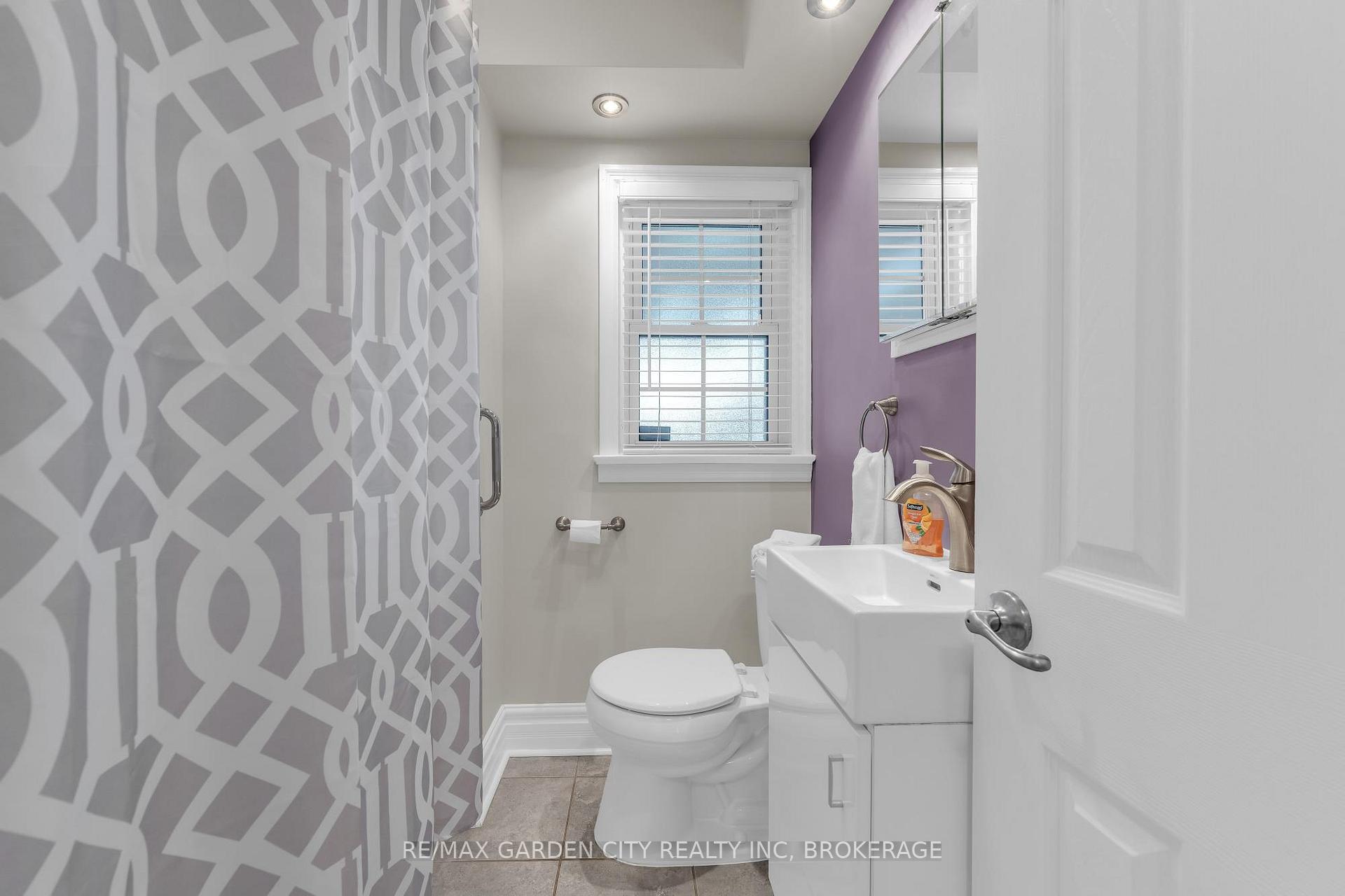 Photo 15 of 4 Manor Road, St. Catharines, Vine/Linwell — HOMEH
