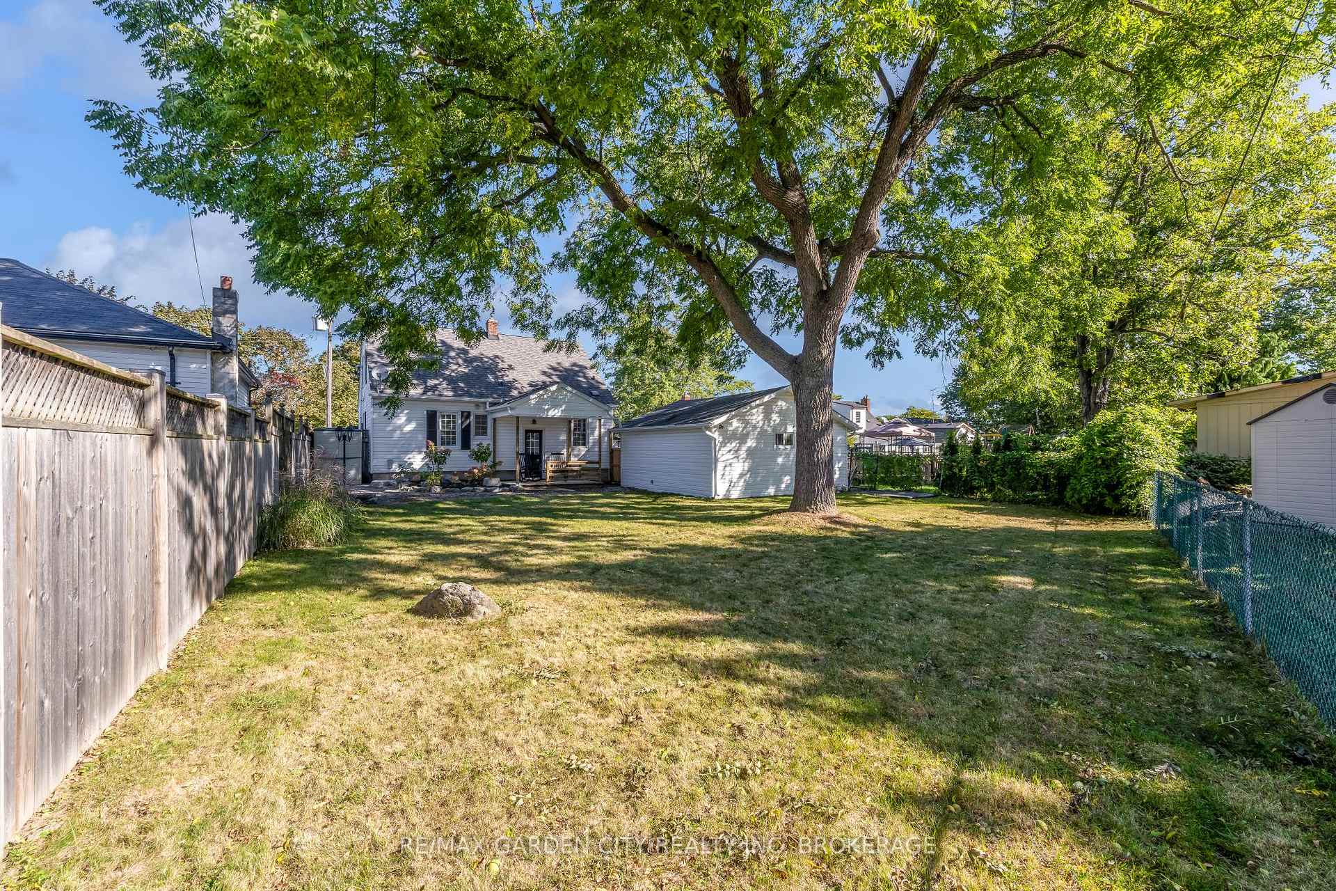 Photo 20 of 4 Manor Road, St. Catharines, Vine/Linwell — HOMEH