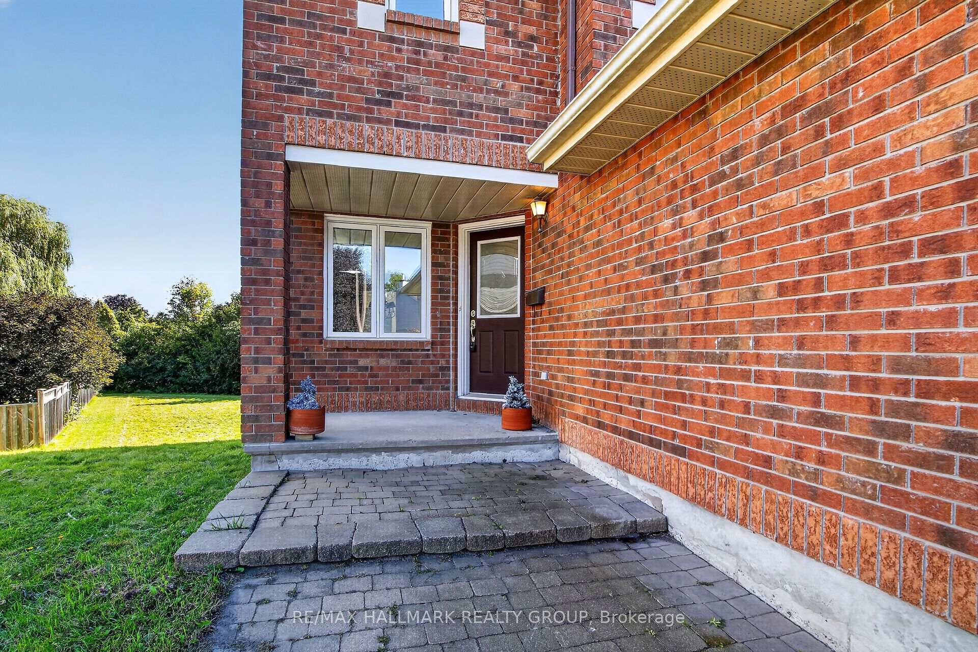 Photo 3 of 93 Banchory Crescent, Ottawa, Kanata - Morgan's Grant/South March — HOMEH