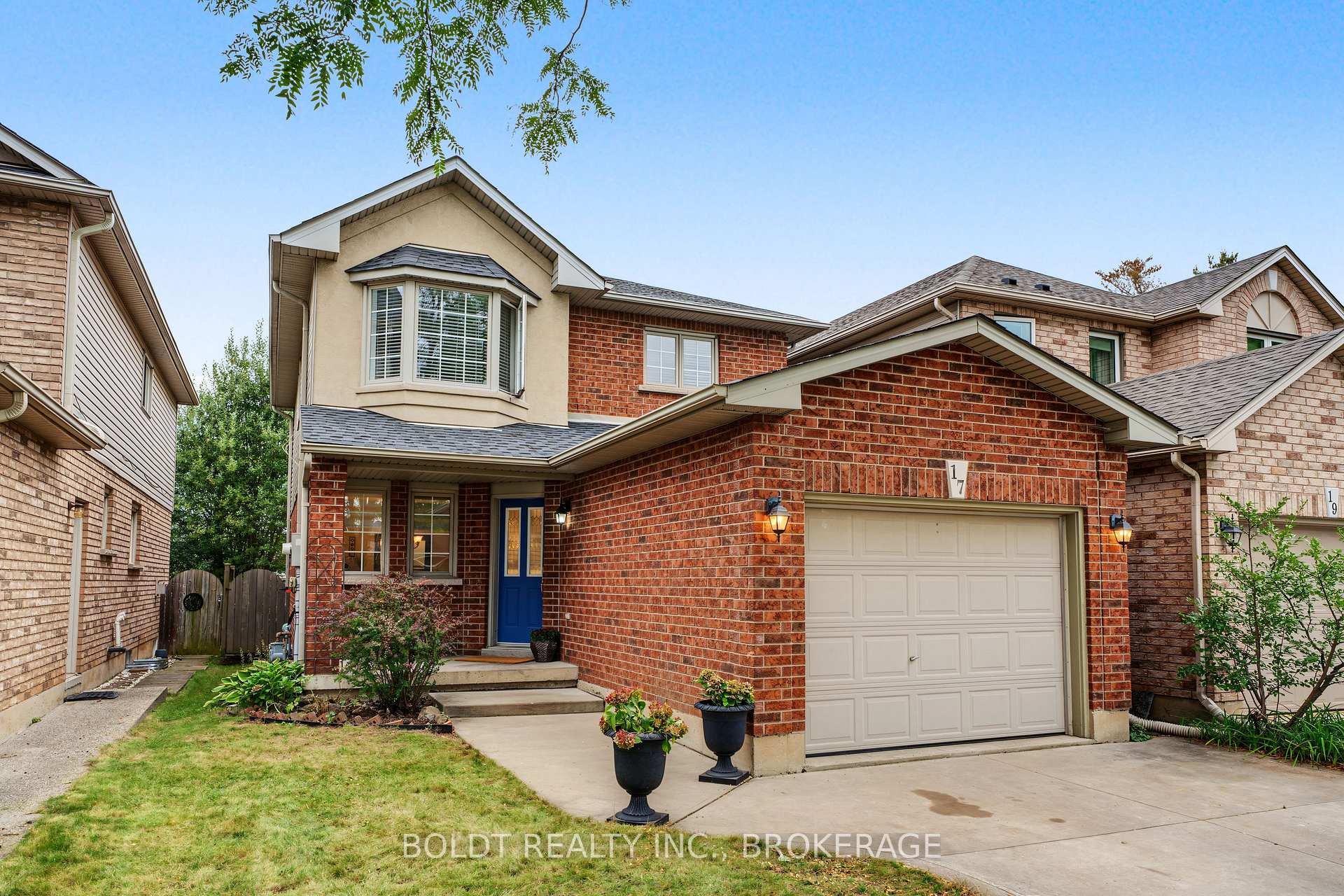 Photo 3 of 17 Valridge Drive, Hamilton, Ancaster — HOMEH