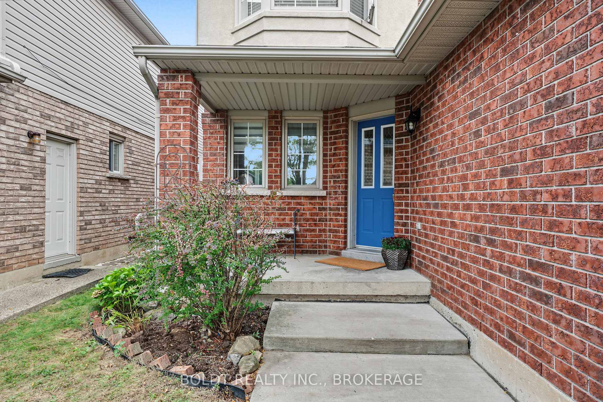 Photo 4 of 17 Valridge Drive, Hamilton, Ancaster — HOMEH