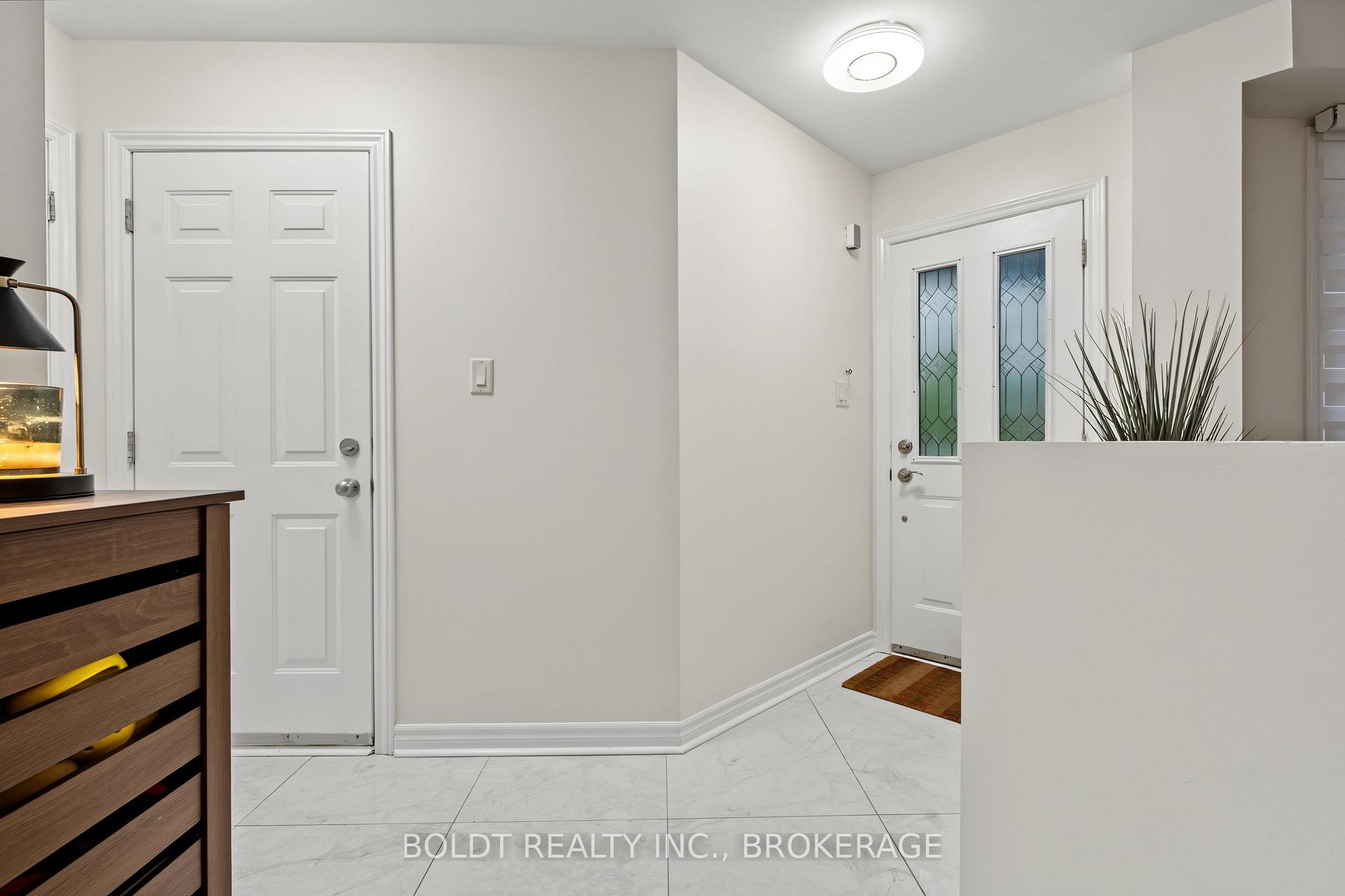 Photo 5 of 17 Valridge Drive, Hamilton, Ancaster — HOMEH