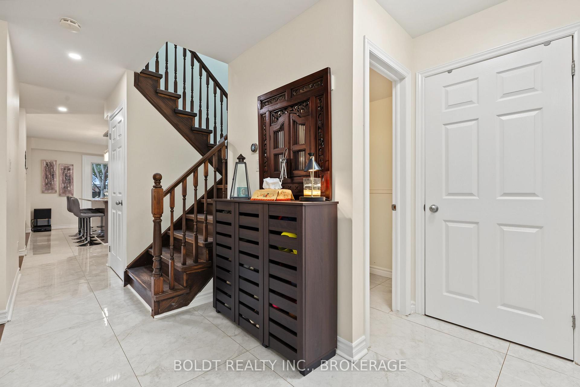 Photo 6 of 17 Valridge Drive, Hamilton, Ancaster — HOMEH